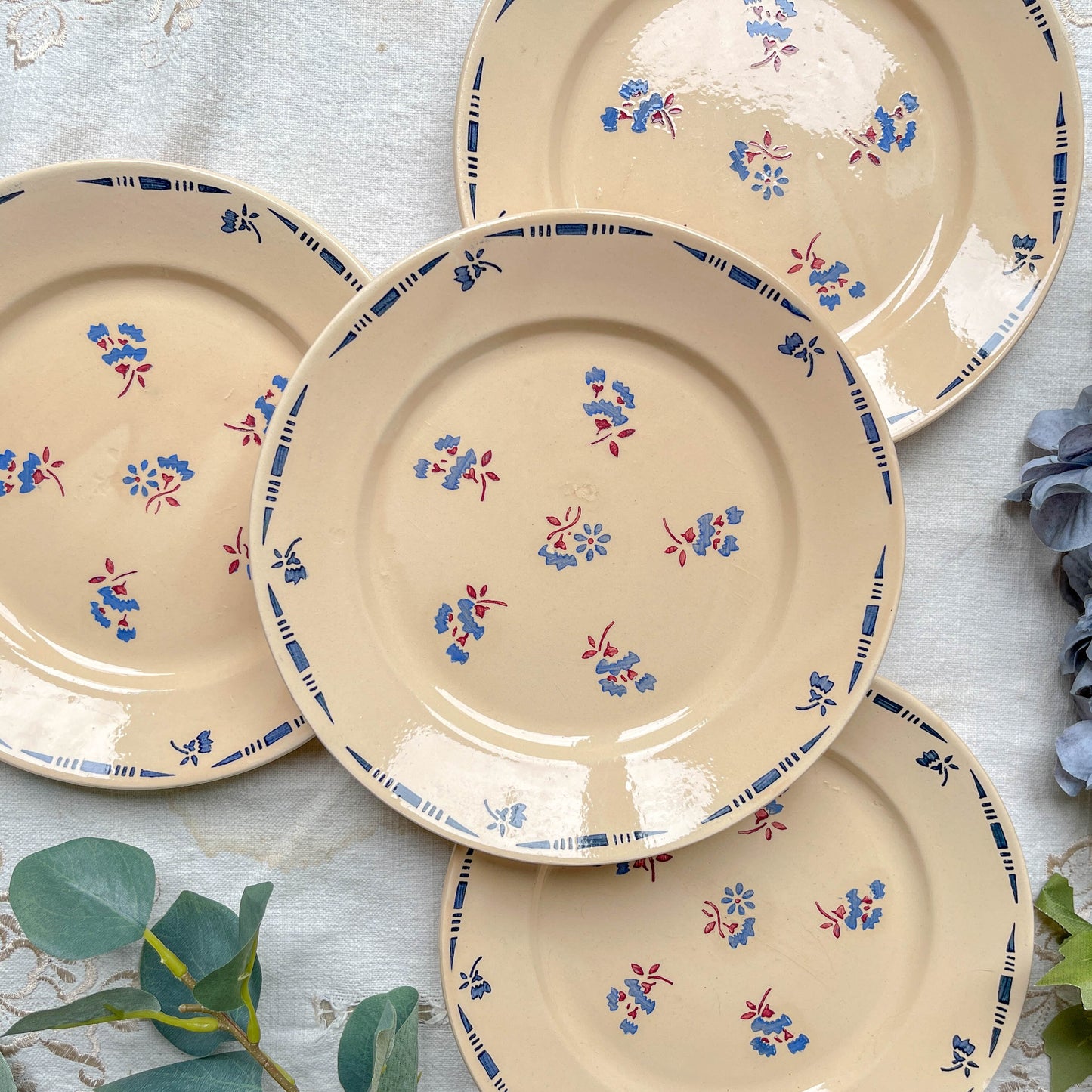 Lot de 4 petites assiettes en porcelaine vintage K&G Lunéville "Flore" des années 1950, décor fleuri bleu