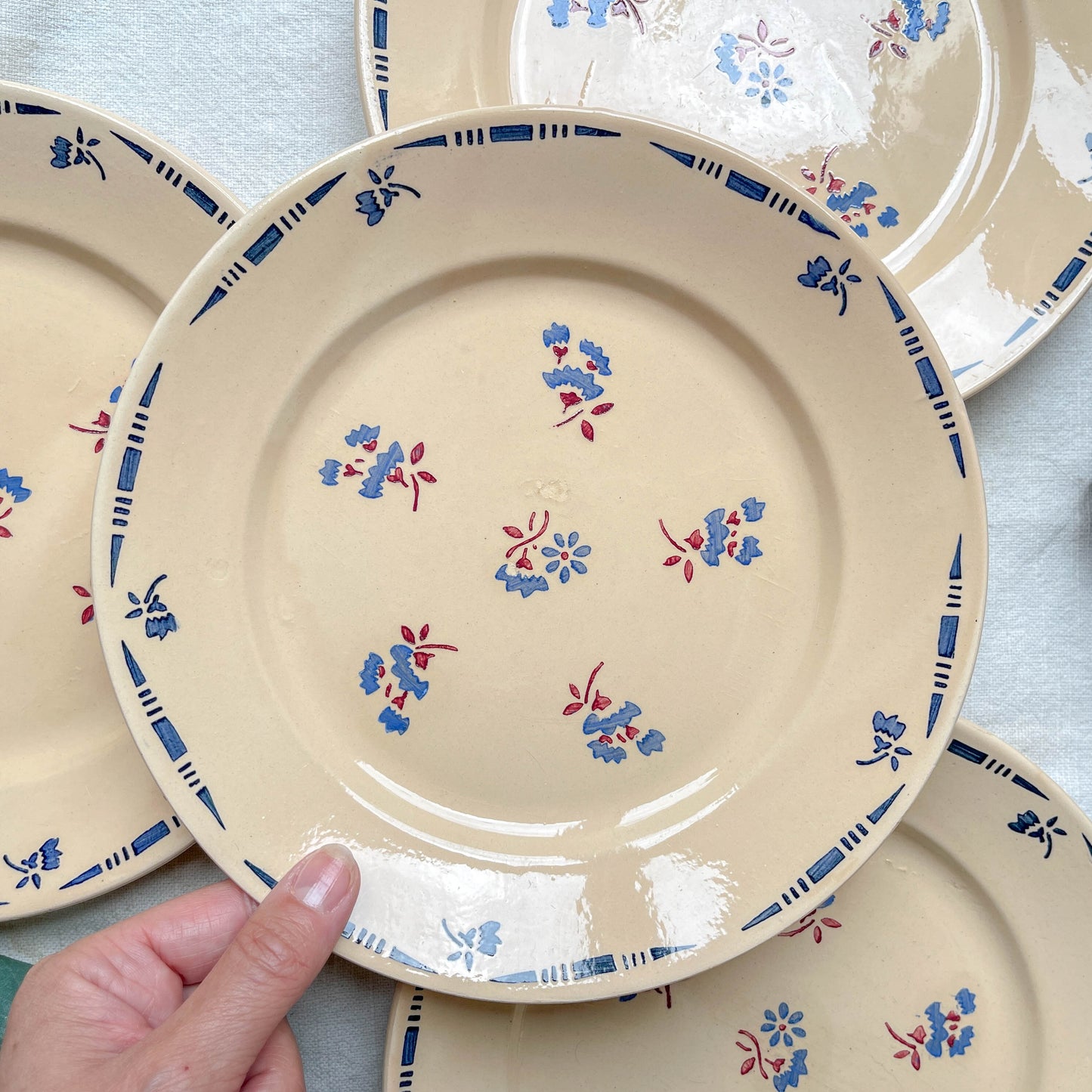 Lot de 4 petites assiettes en porcelaine vintage K&G Lunéville "Flore" des années 1950, décor fleuri bleu