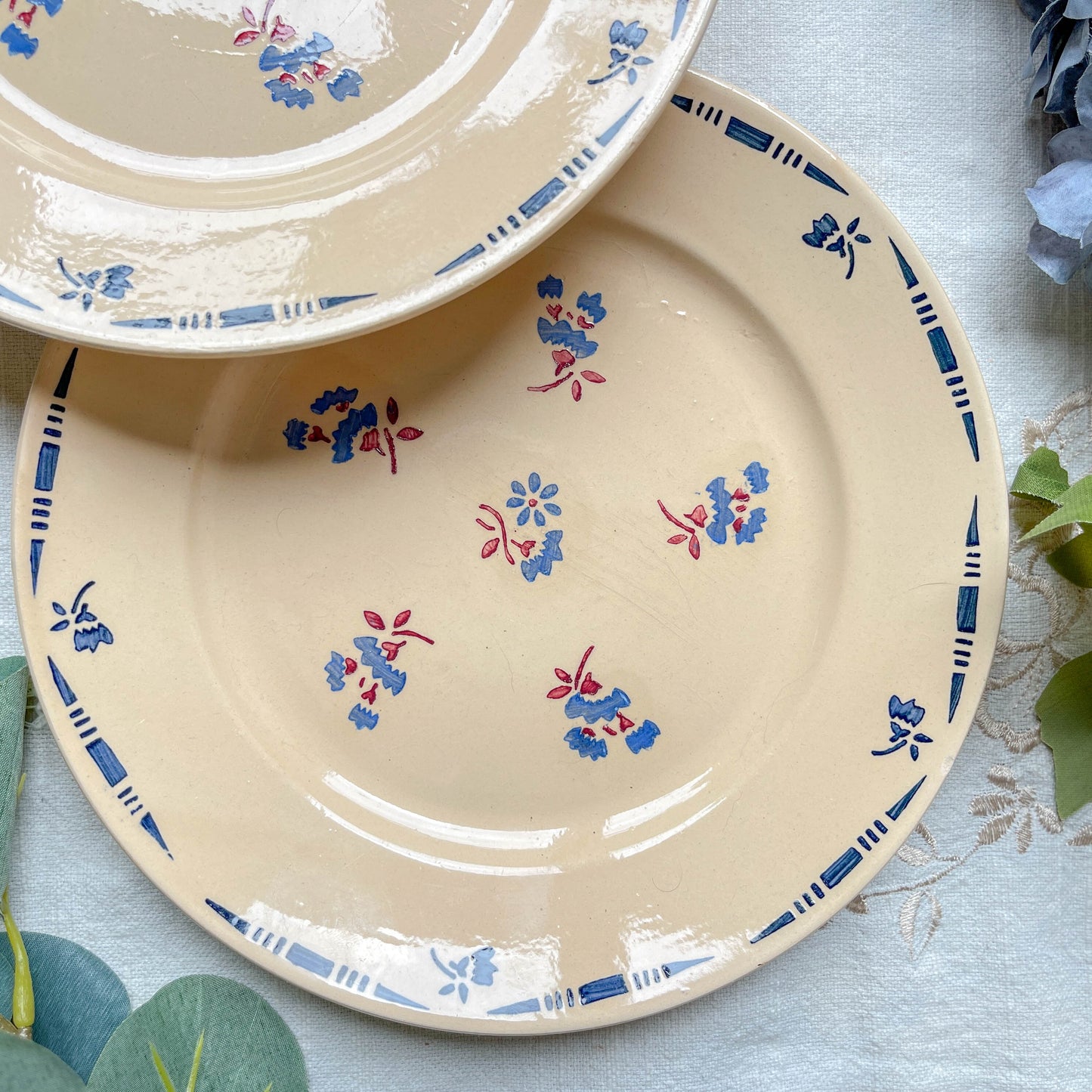 Lot de 4 petites assiettes en porcelaine vintage K&G Lunéville "Flore" des années 1950, décor fleuri bleu