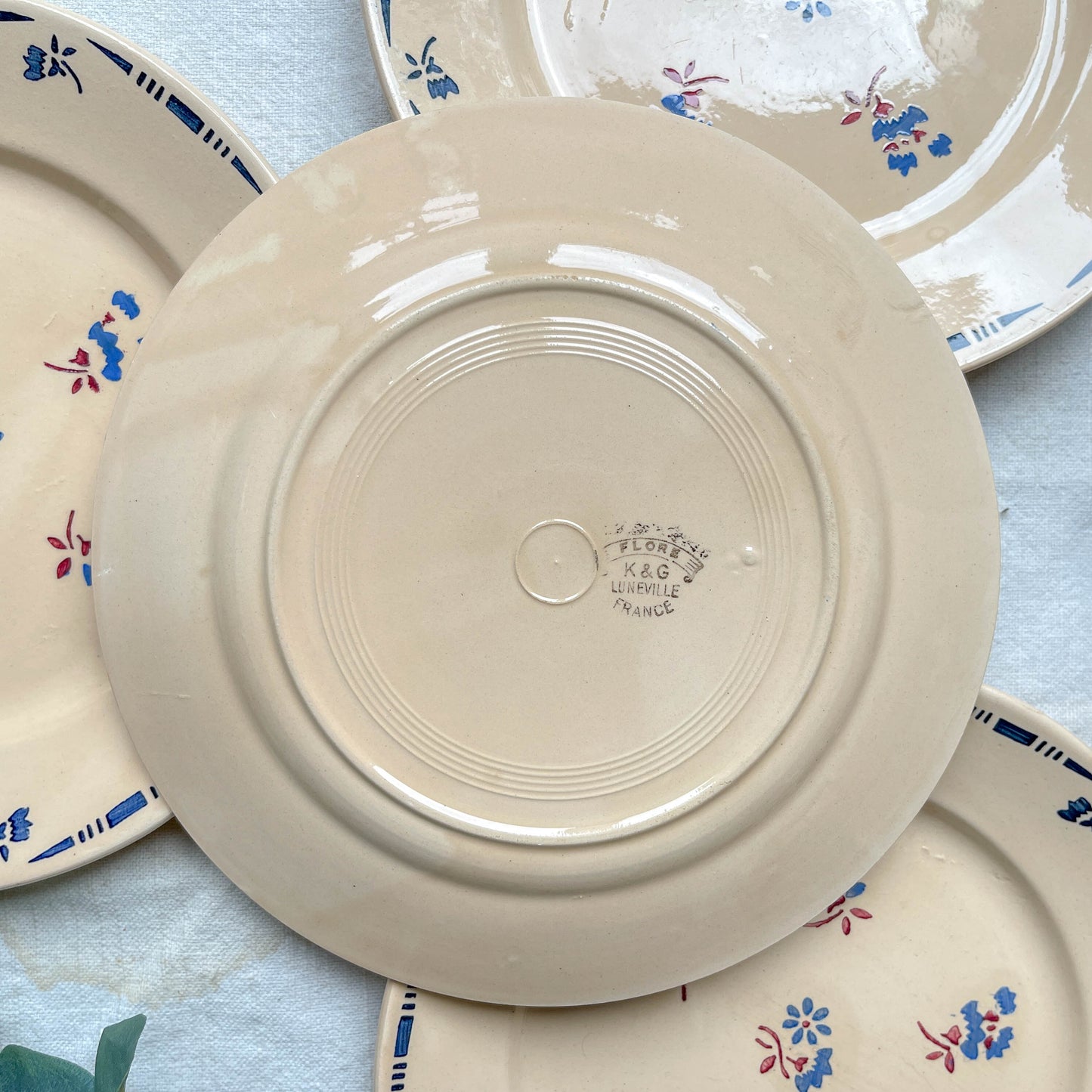 Lot de 4 petites assiettes en porcelaine vintage K&G Lunéville "Flore" des années 1950, décor fleuri bleu