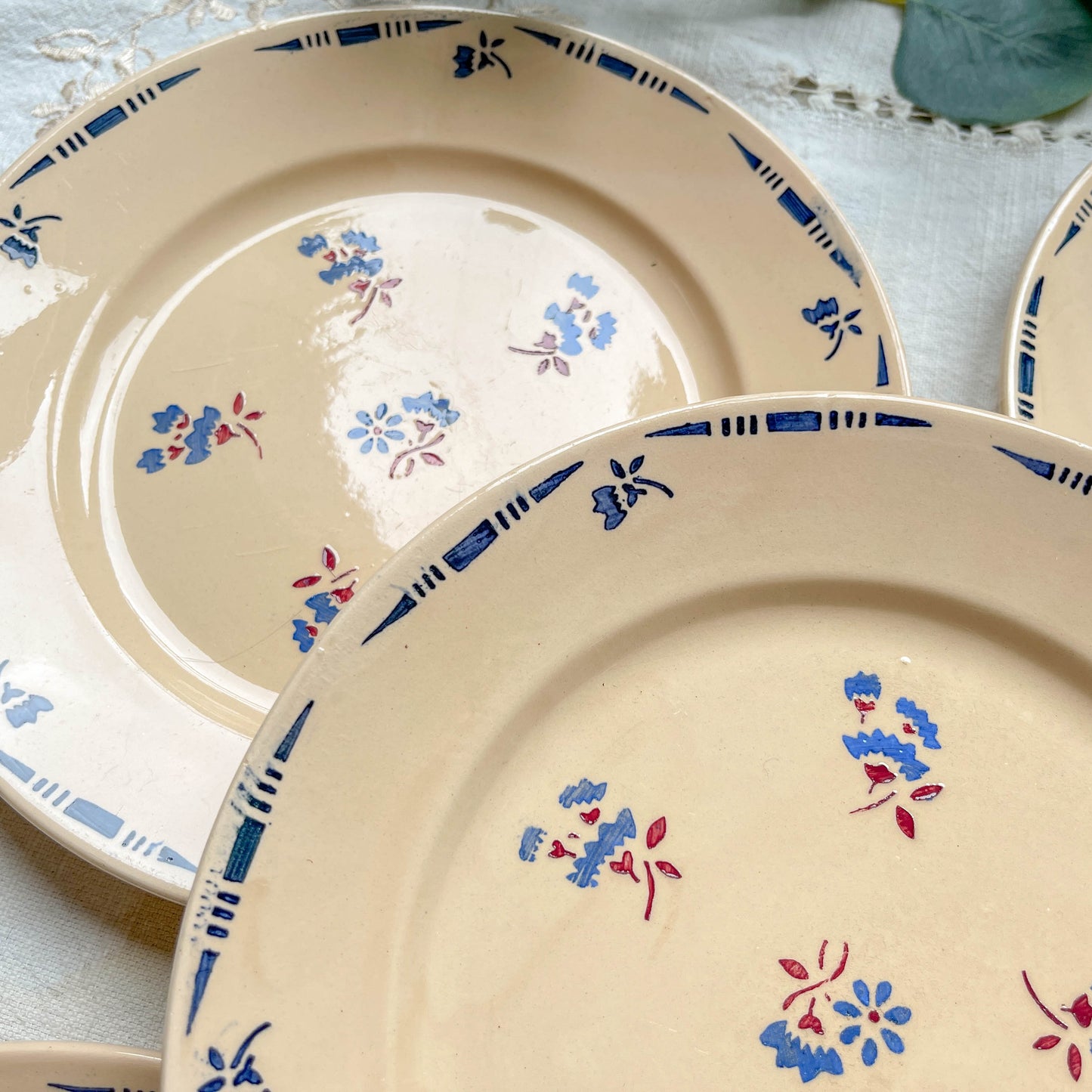 Lot de 5 petites assiettes en porcelaine vintage K&G Lunéville "Flore" des années 1950, décor fleuri bleu
