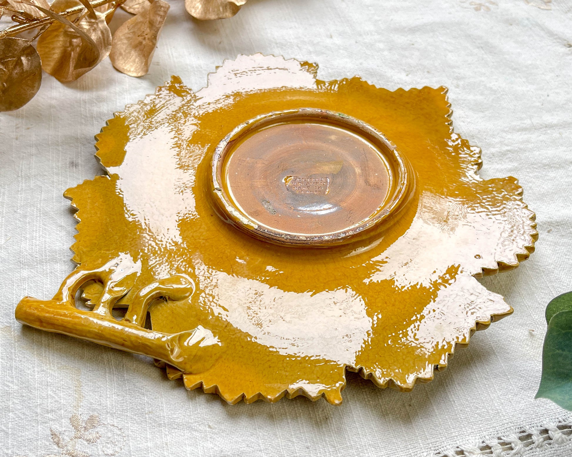 Plat en faïence ocre feuille de chêne vintage signé AEGITNA Vallauris 1950, vaisselle décorative artisanale française