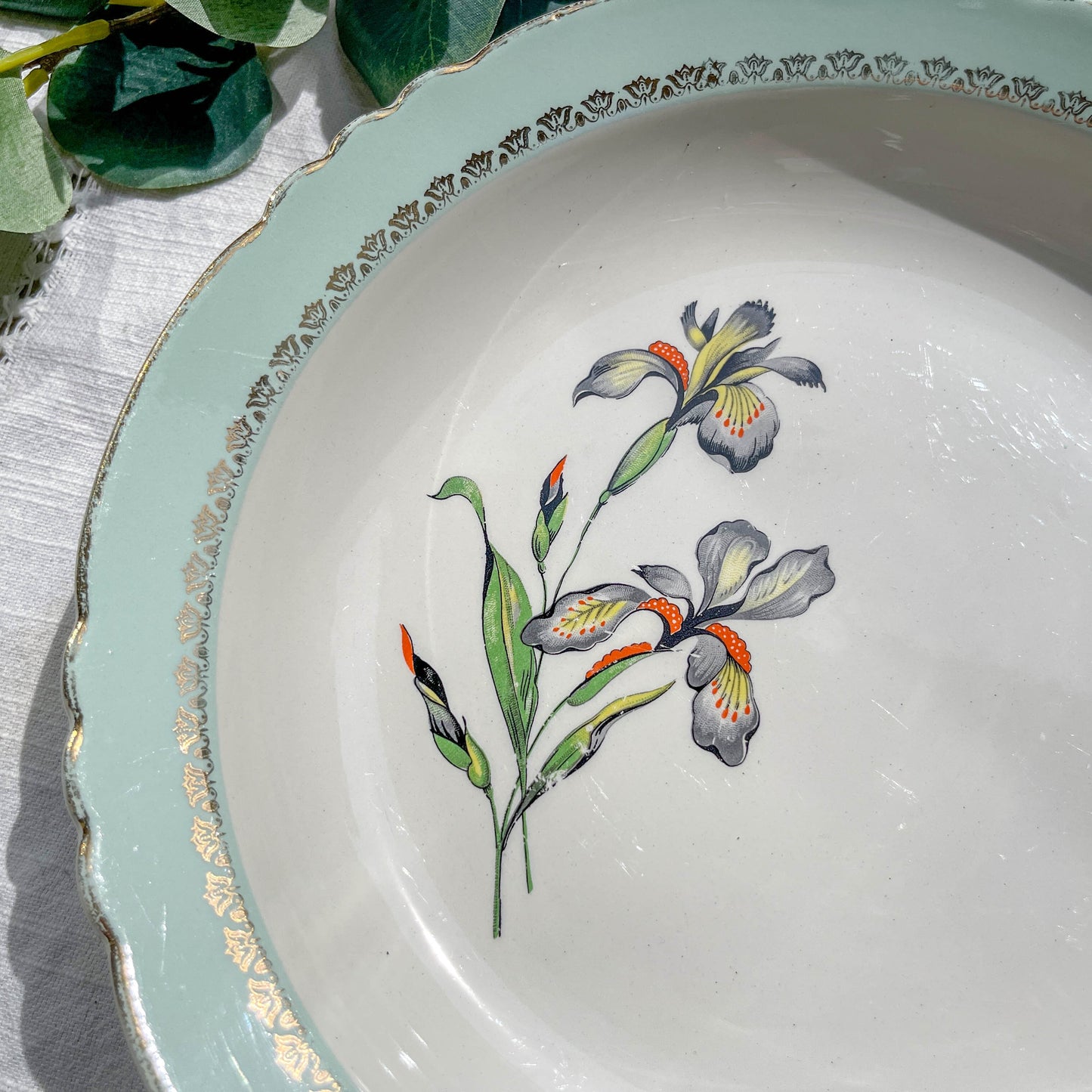 Plat creux en porcelaine vintage blanche verte Iris Moulin des Loups "Sargosse" 1950s