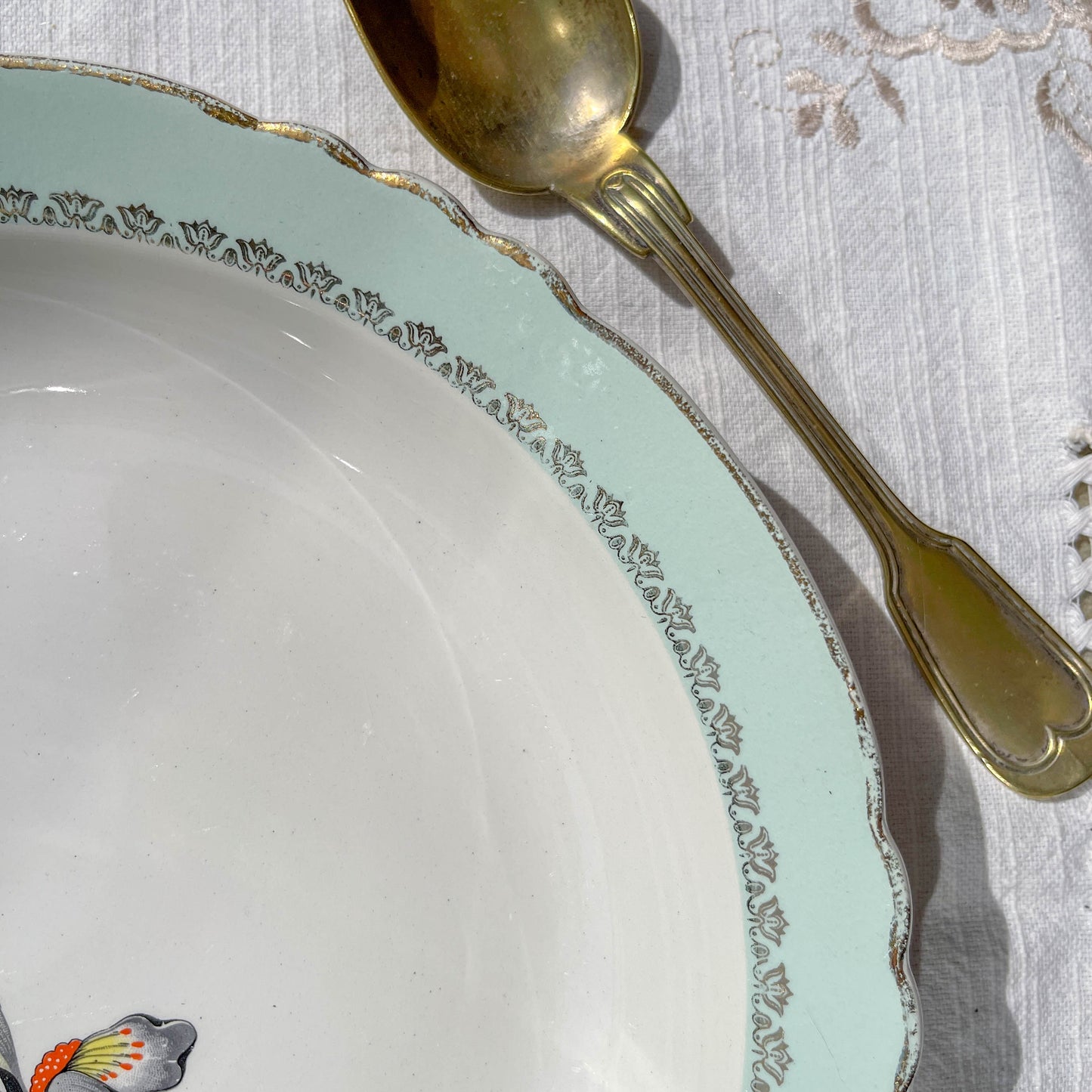 Plat creux en porcelaine vintage blanche verte Iris Moulin des Loups "Sargosse" 1950s