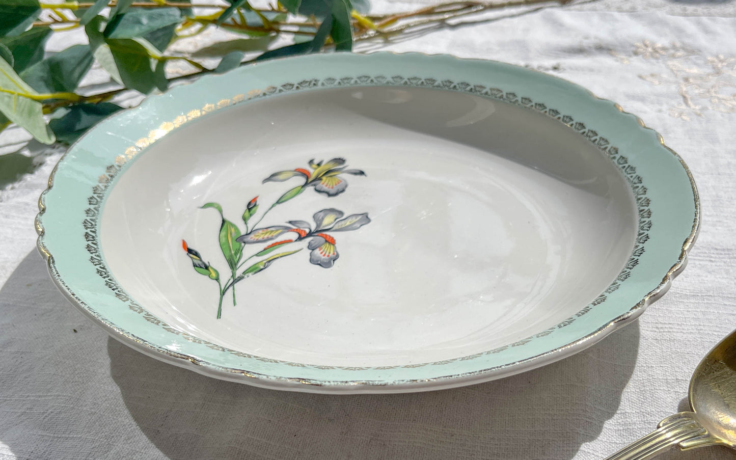 Plat creux en porcelaine vintage blanche verte Iris Moulin des Loups "Sargosse" 1950s