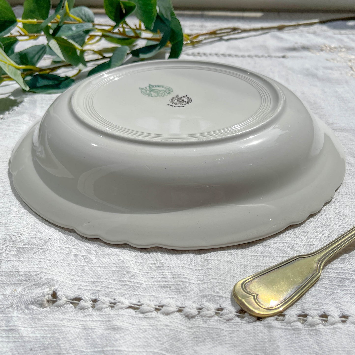 Plat creux en porcelaine vintage blanche verte Iris Moulin des Loups "Sargosse" 1950s