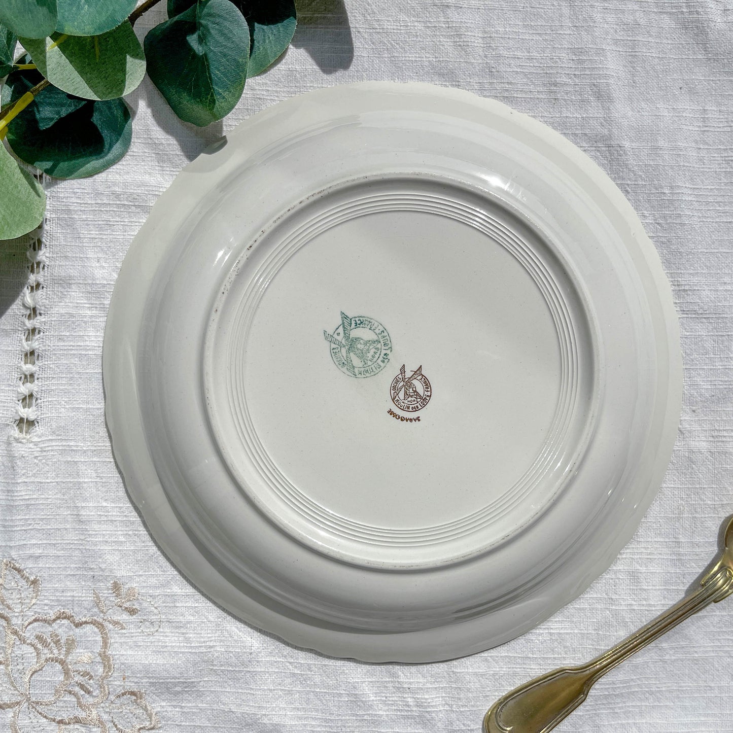 Plat creux en porcelaine vintage blanche verte Iris Moulin des Loups "Sargosse" 1950s