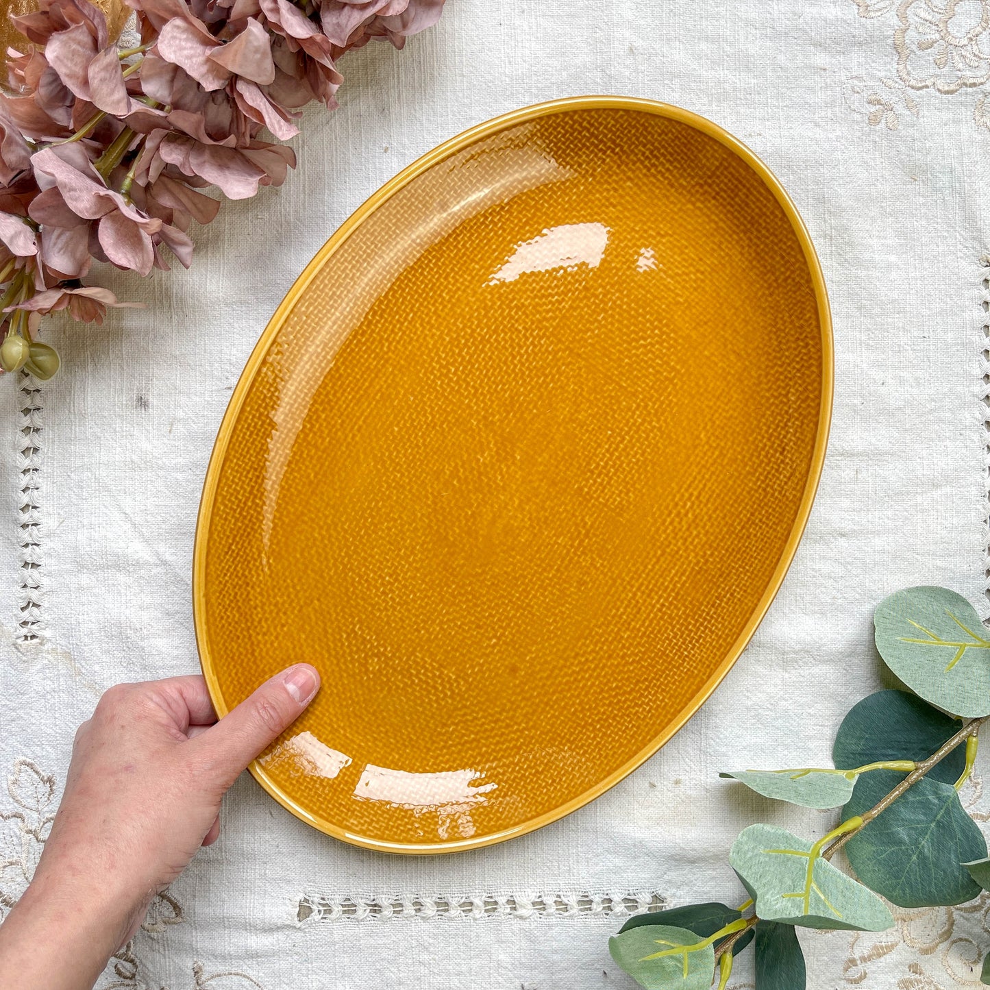 Plat ovale vintage en faïence couleur ocre des années 1970, style rustique, fabriqué en France – Vaisselle ancienne idéale pour décoration ou service à table