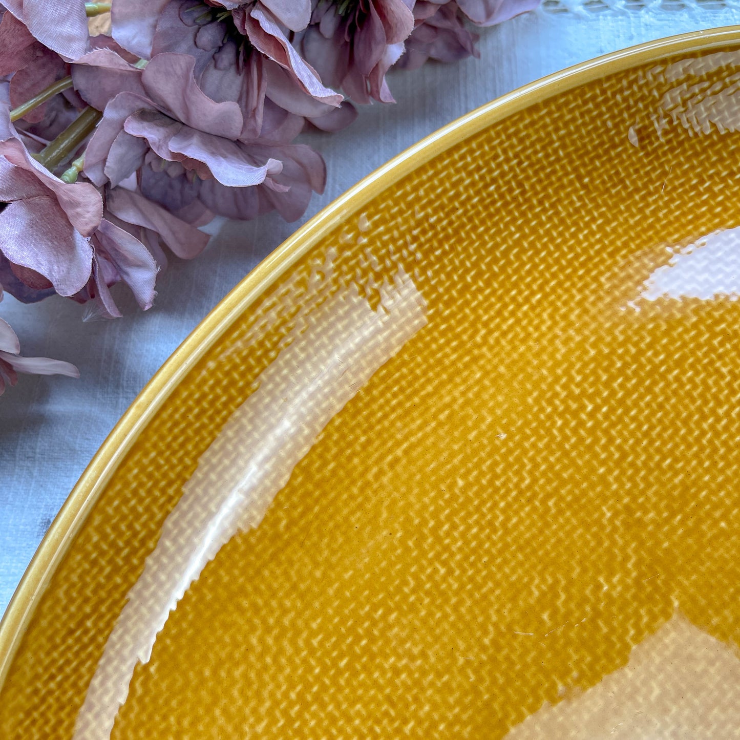 Plat ovale vintage en faïence couleur ocre des années 1970, style rustique, fabriqué en France – Vaisselle ancienne idéale pour décoration ou service à table