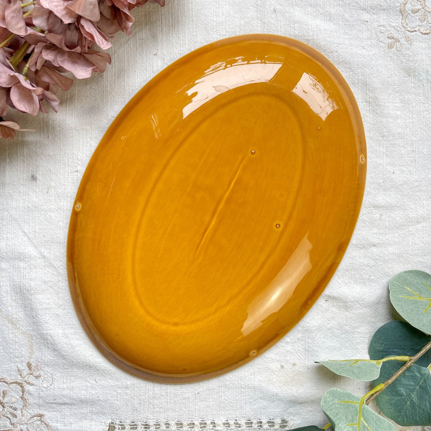 Plat ovale vintage en faïence couleur ocre des années 1970, style rustique, fabriqué en France – Vaisselle ancienne idéale pour décoration ou service à table