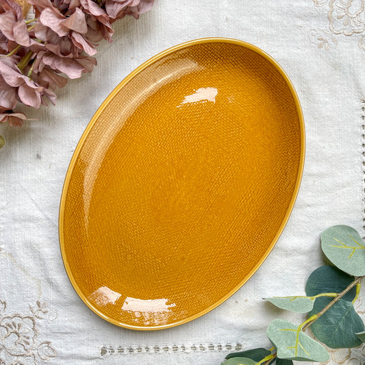Plat ovale vintage en faïence couleur ocre des années 1970, style rustique, fabriqué en France – Vaisselle ancienne idéale pour décoration ou service à table