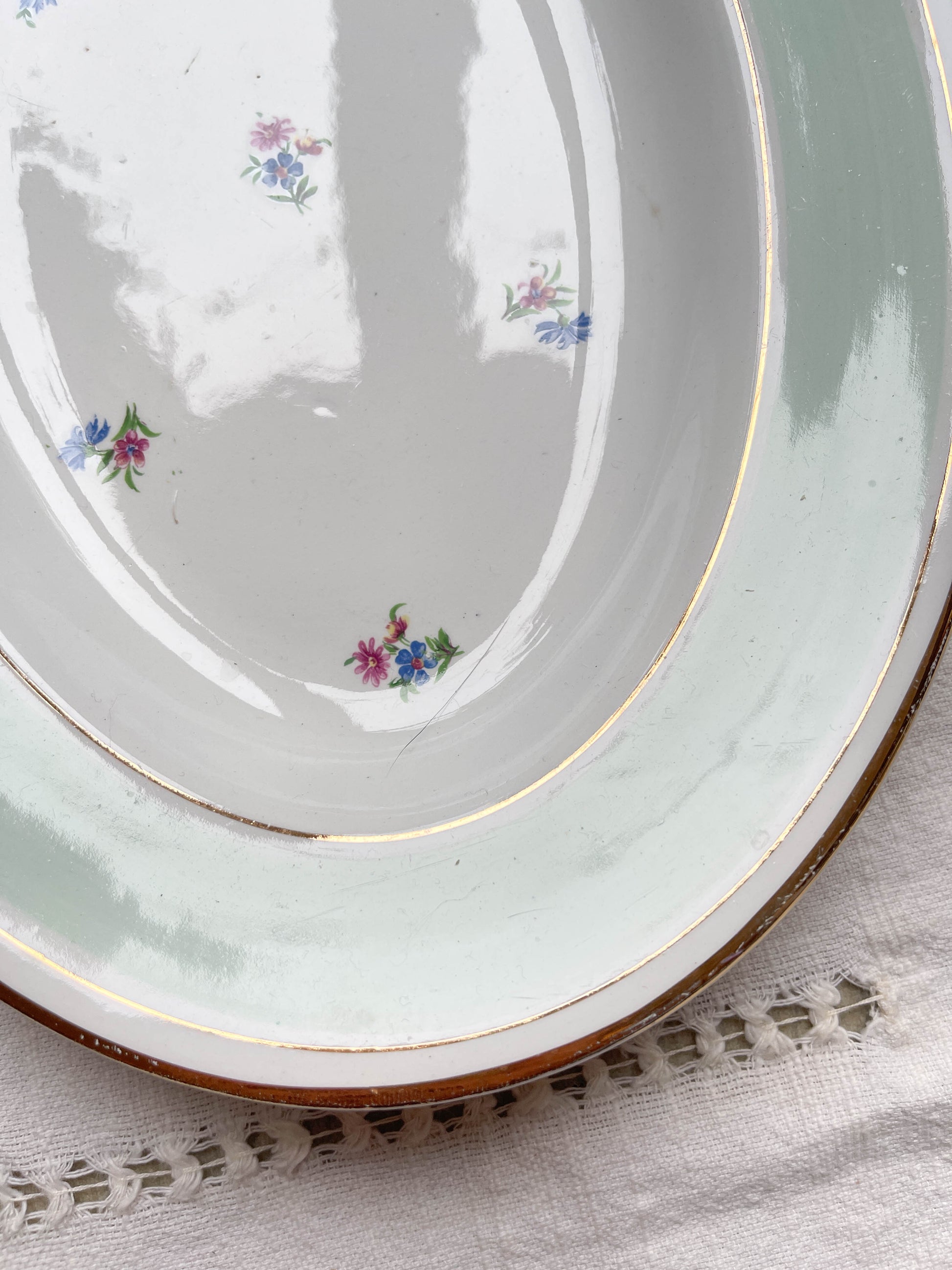 Plat oval porcelaine vintage blanche verte fleurie SALINS 66 de 1950s