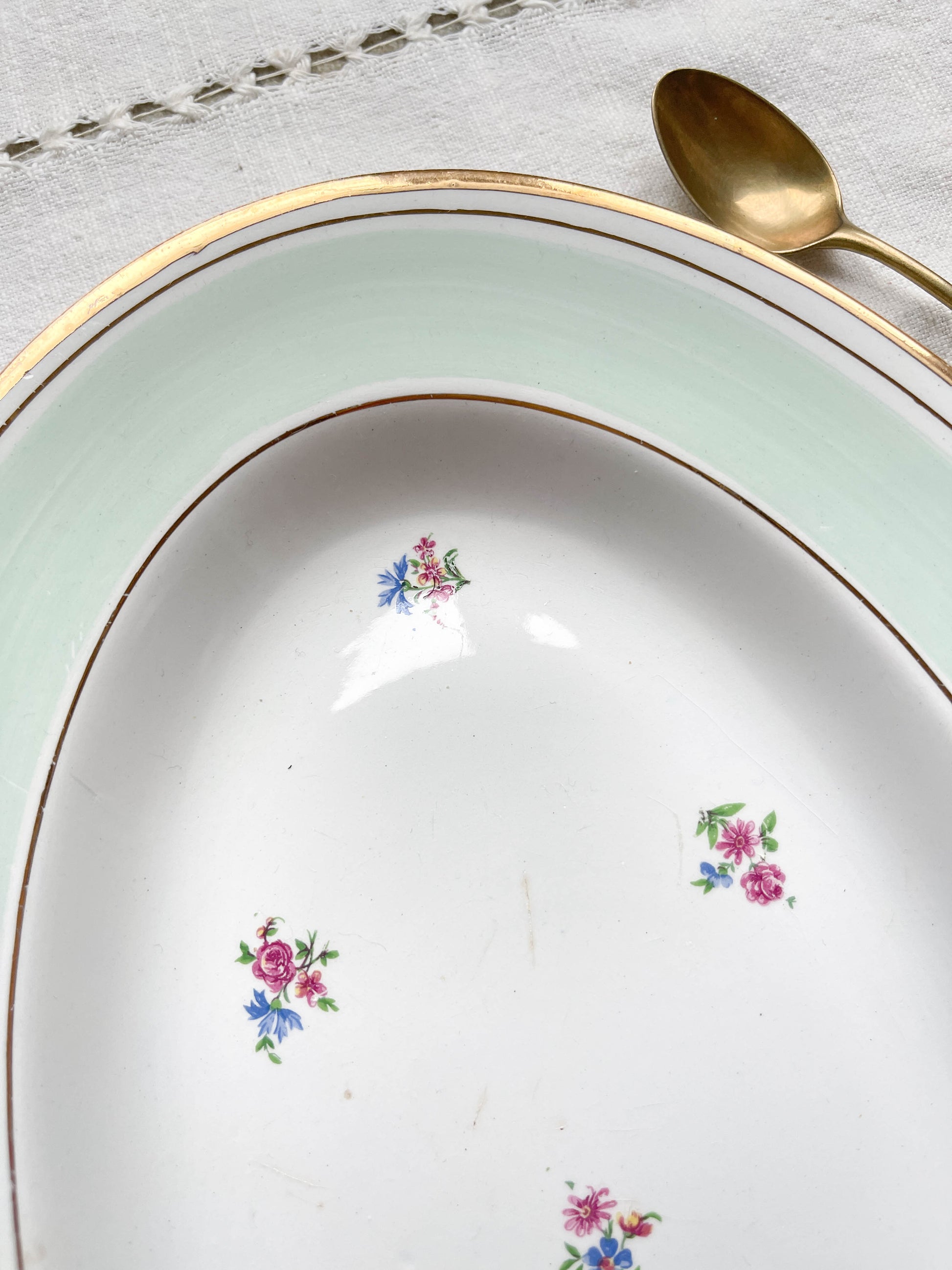 Plat oval porcelaine vintage blanche verte fleurie SALINS 66 de 1950s