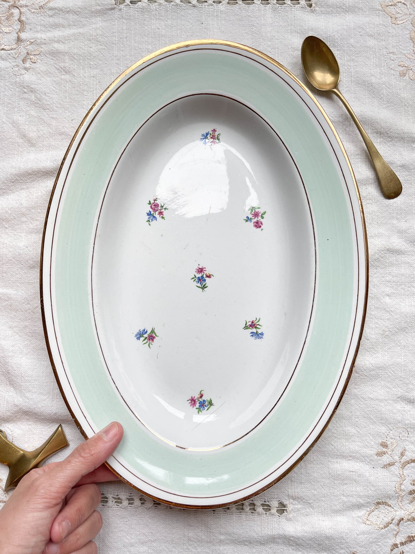 Plat oval porcelaine vintage blanche verte fleurie SALINS 66 de 1950s