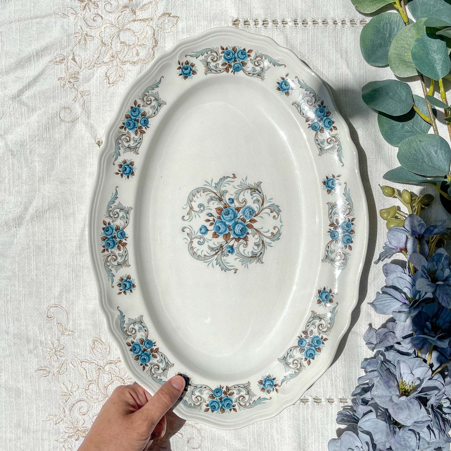 Plat oval Moulin des loups orchis sévigné motif fleuri bleu gris