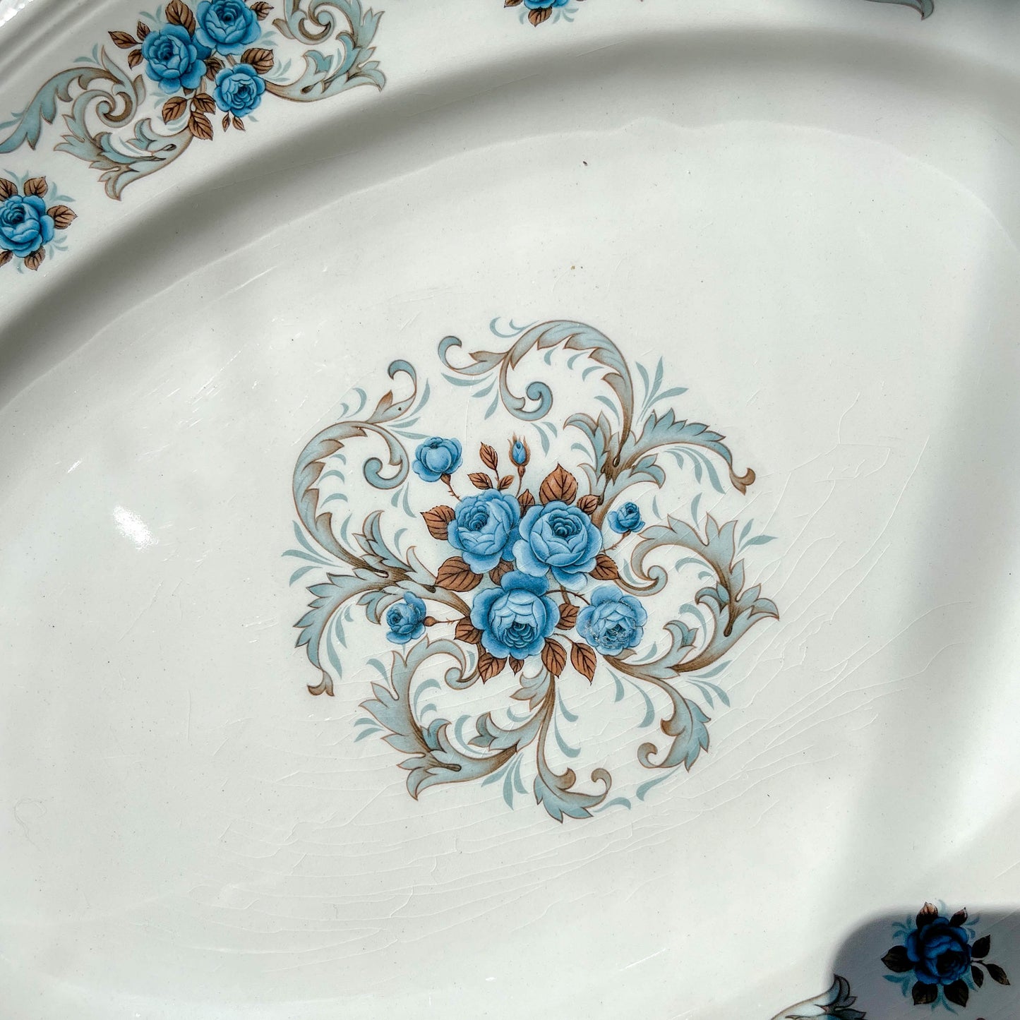Plat oval Moulin des loups orchis sévigné motif fleuri bleu gris