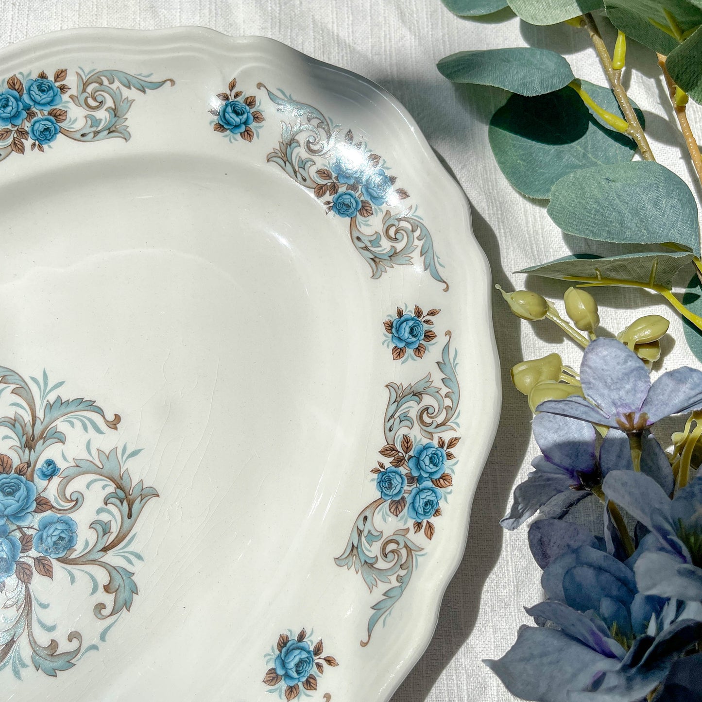 Plat oval Moulin des loups orchis sévigné motif fleuri bleu gris