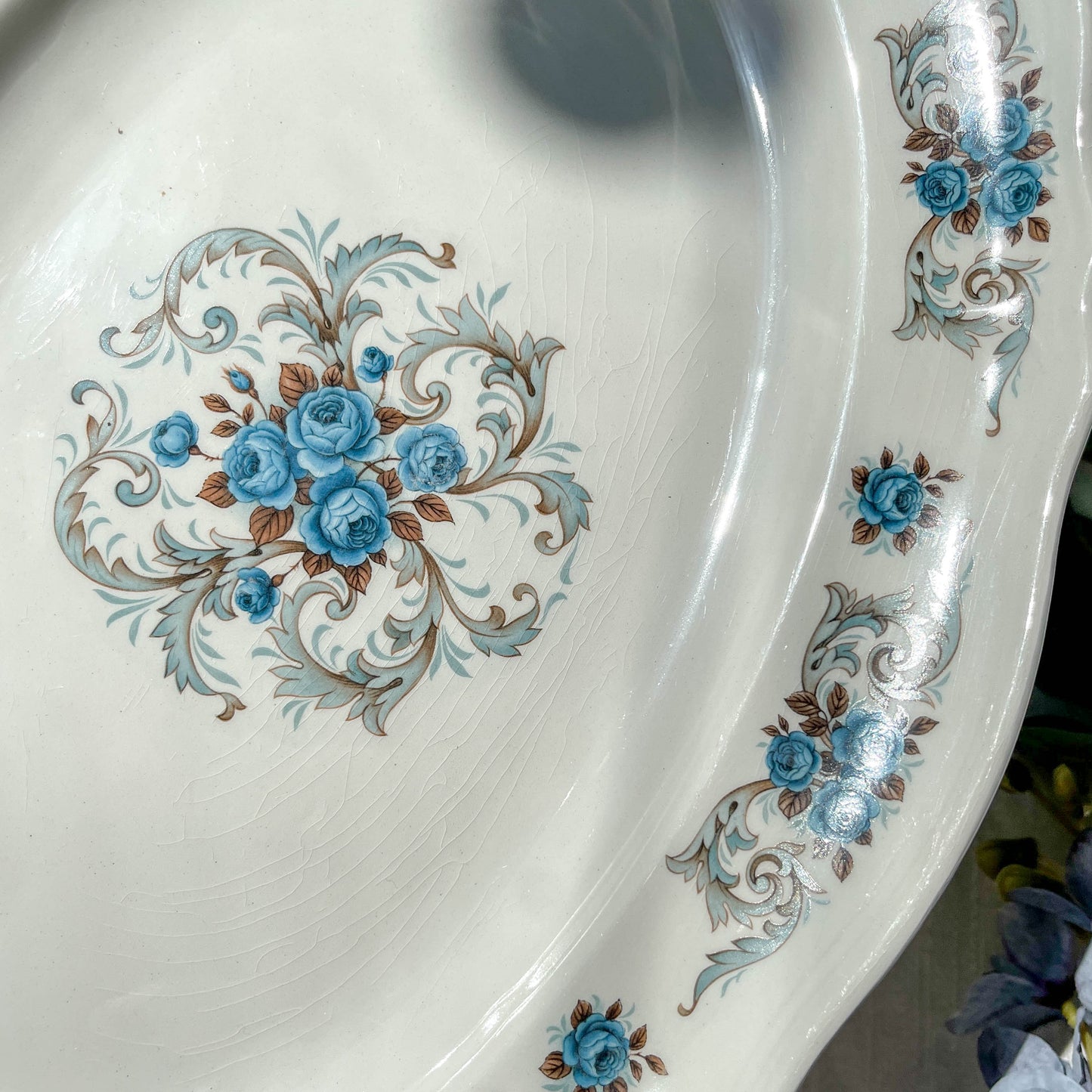 Plat oval Moulin des loups orchis sévigné motif fleuri bleu gris
