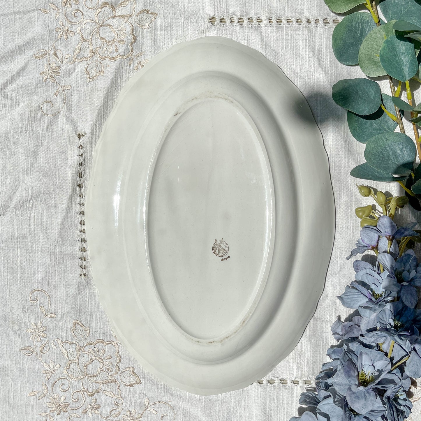 Plat oval Moulin des loups orchis sévigné motif fleuri bleu gris