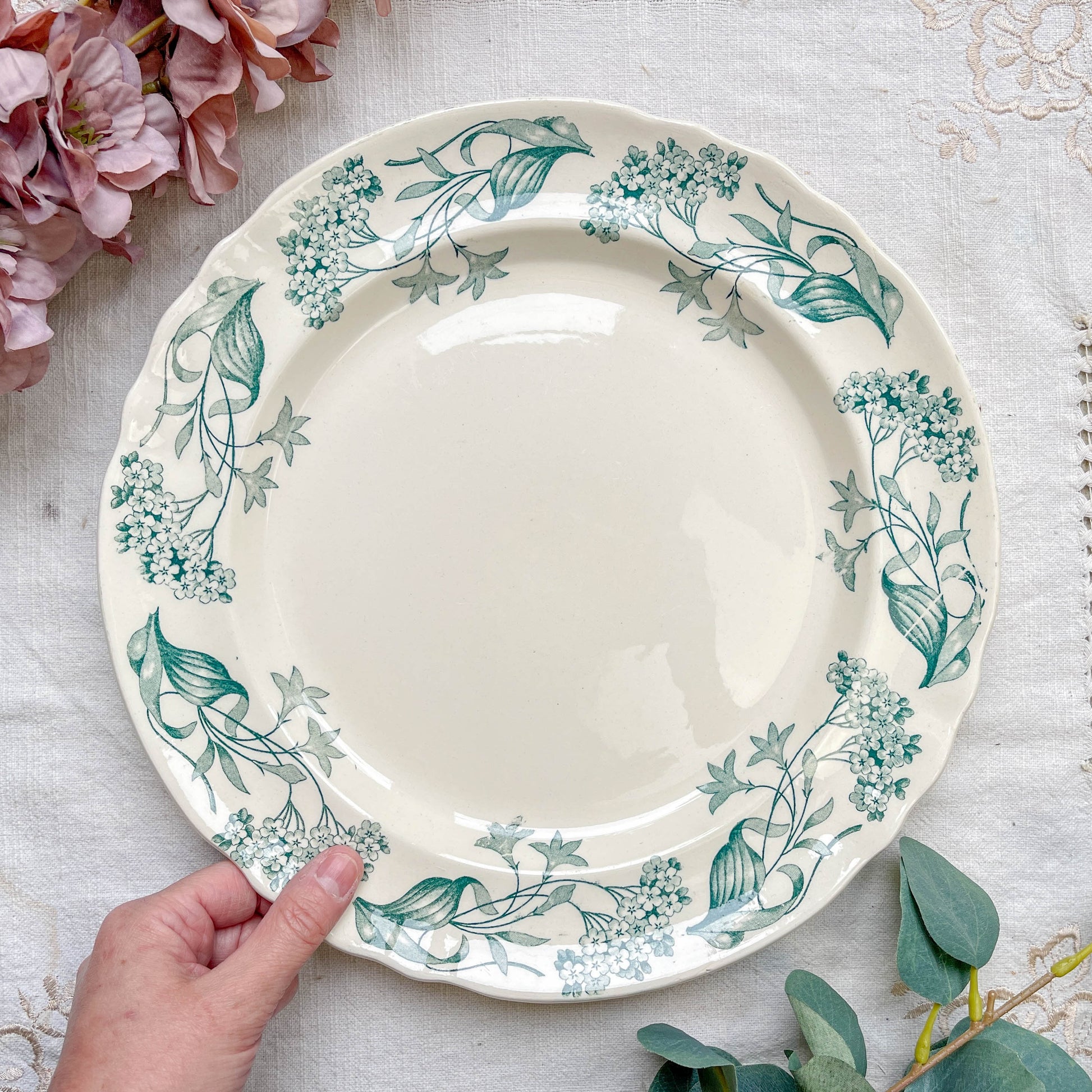 Plat rond ancien en Terre de Fer modèle "Lilas" de la manufacture Longchamp, fin XIXe siècle – Vaisselle vintage française avec décor floral bleu.