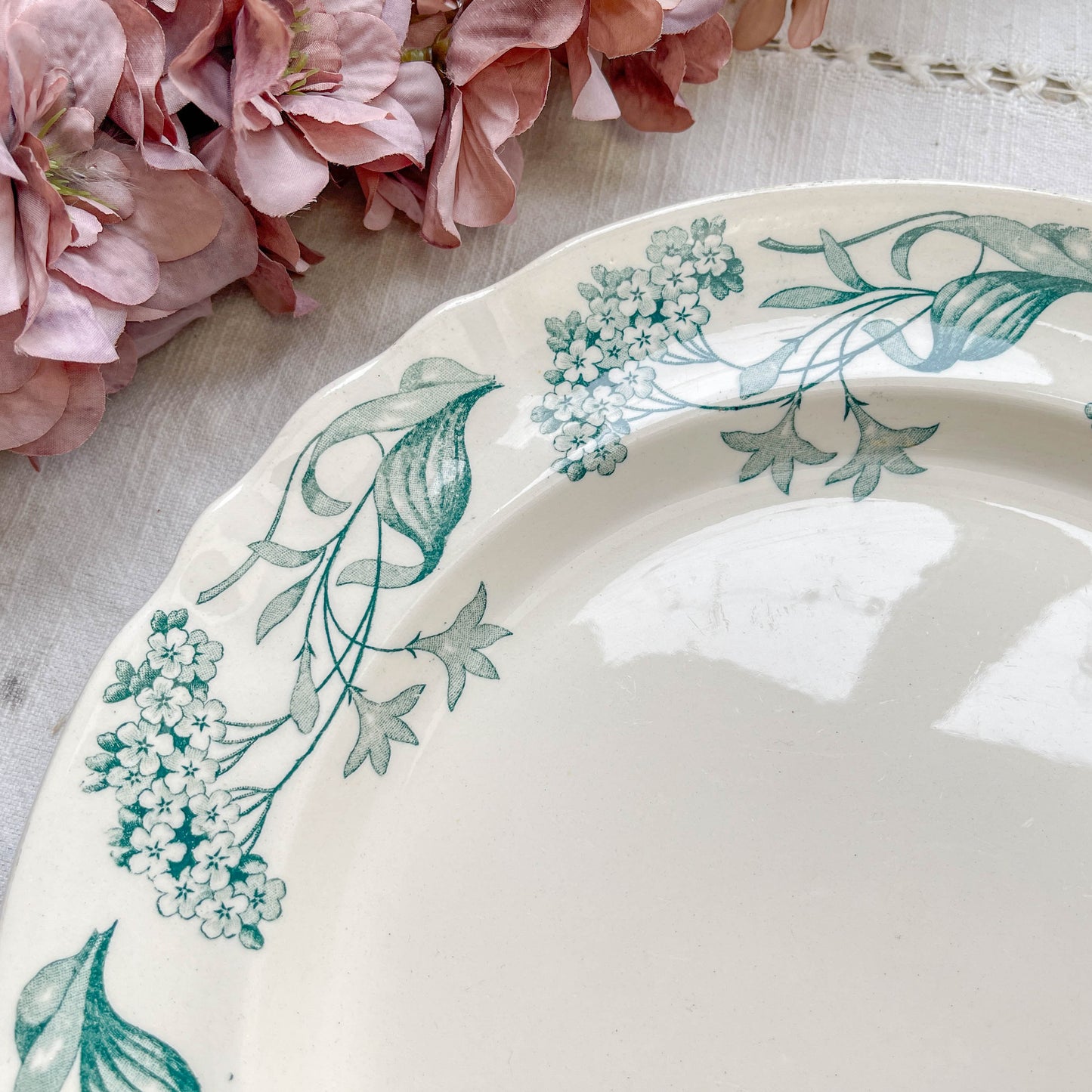 Plat rond ancien en Terre de Fer modèle "Lilas" de la manufacture Longchamp, fin XIXe siècle – Vaisselle vintage française avec décor floral bleu.