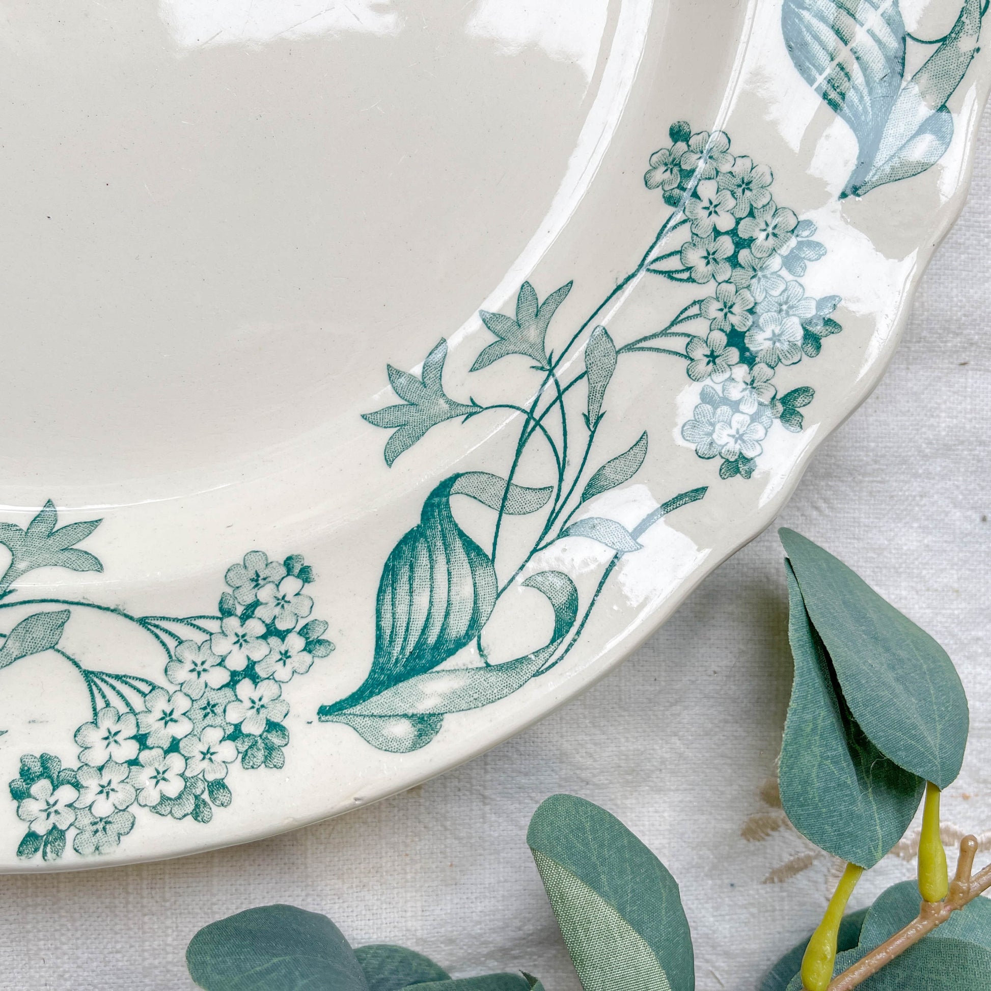 Plat rond ancien en Terre de Fer modèle "Lilas" de la manufacture Longchamp, fin XIXe siècle – Vaisselle vintage française avec décor floral bleu.