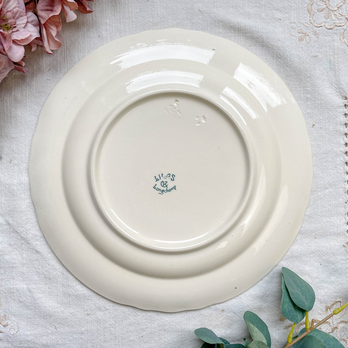 Plat rond ancien en Terre de Fer modèle "Lilas" de la manufacture Longchamp, fin XIXe siècle – Vaisselle vintage française avec décor floral bleu.