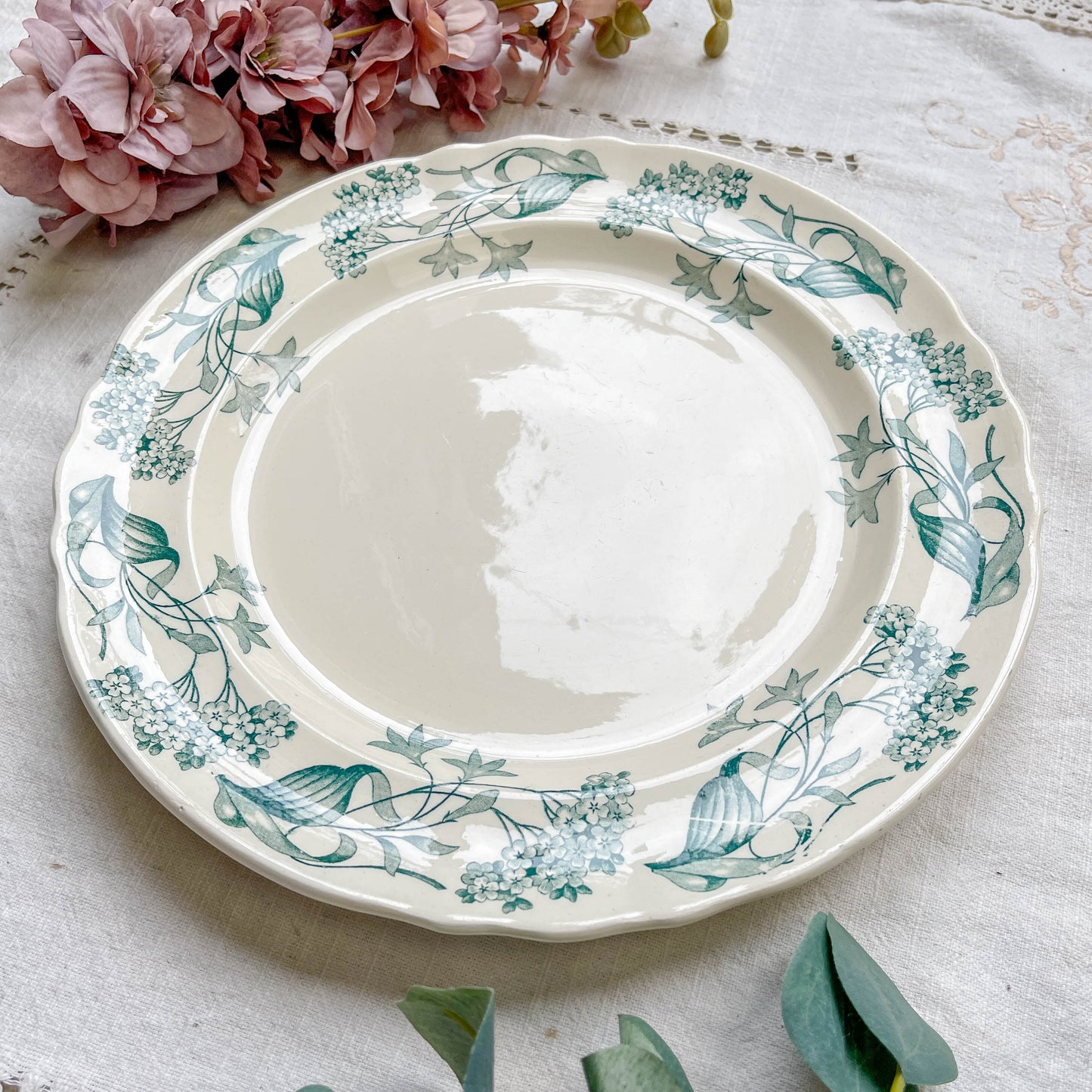 Plat rond ancien en Terre de Fer modèle "Lilas" de la manufacture Longchamp, fin XIXe siècle – Vaisselle vintage française avec décor floral bleu.