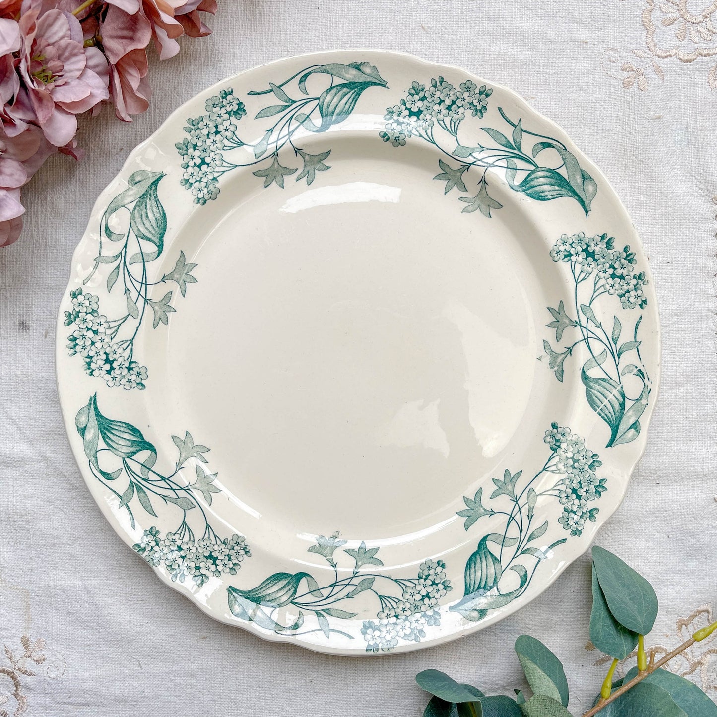 Plat rond ancien en Terre de Fer modèle "Lilas" de la manufacture Longchamp, fin XIXe siècle – Vaisselle vintage française avec décor floral bleu.