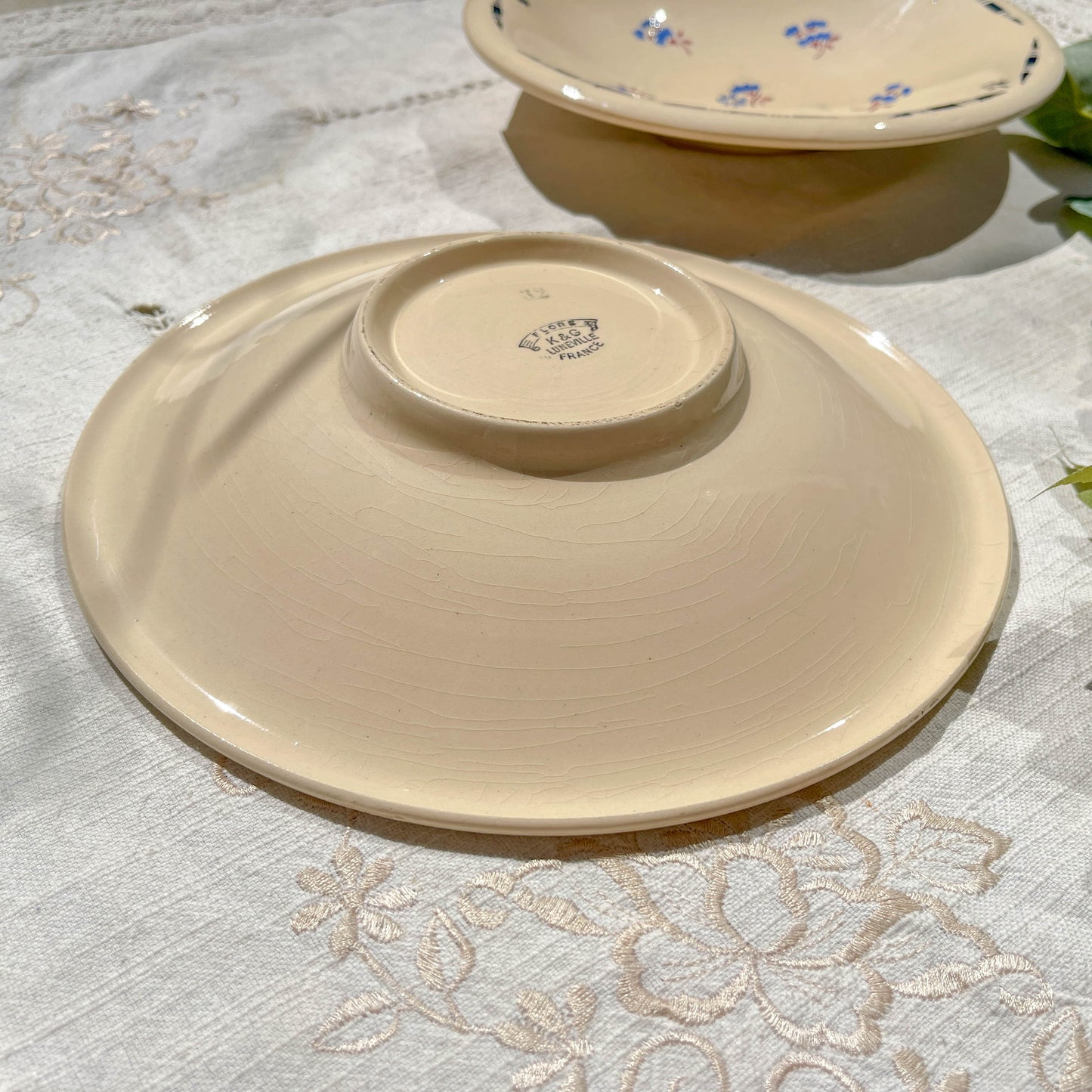 Petit plat creux porcelaine vintage K&g Luneville "Flore" 1950s petites fleures bleues