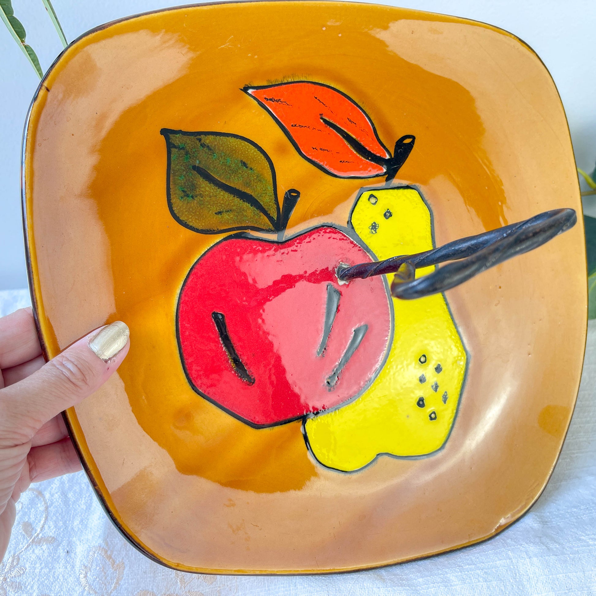 Plateau en céramique vintage avec poignée – Motif fruits style cubique