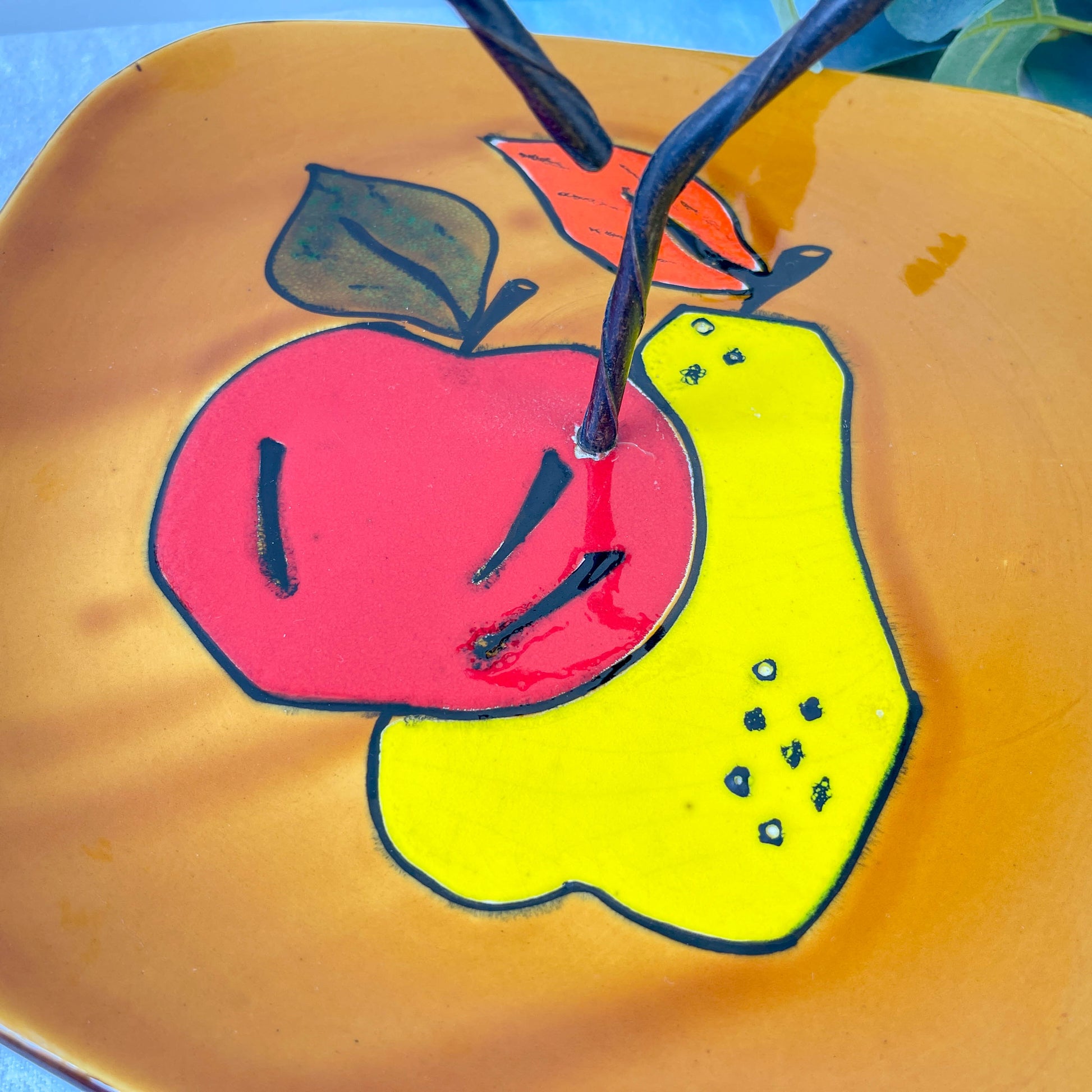 Plateau en céramique vintage avec poignée – Motif fruits style cubique