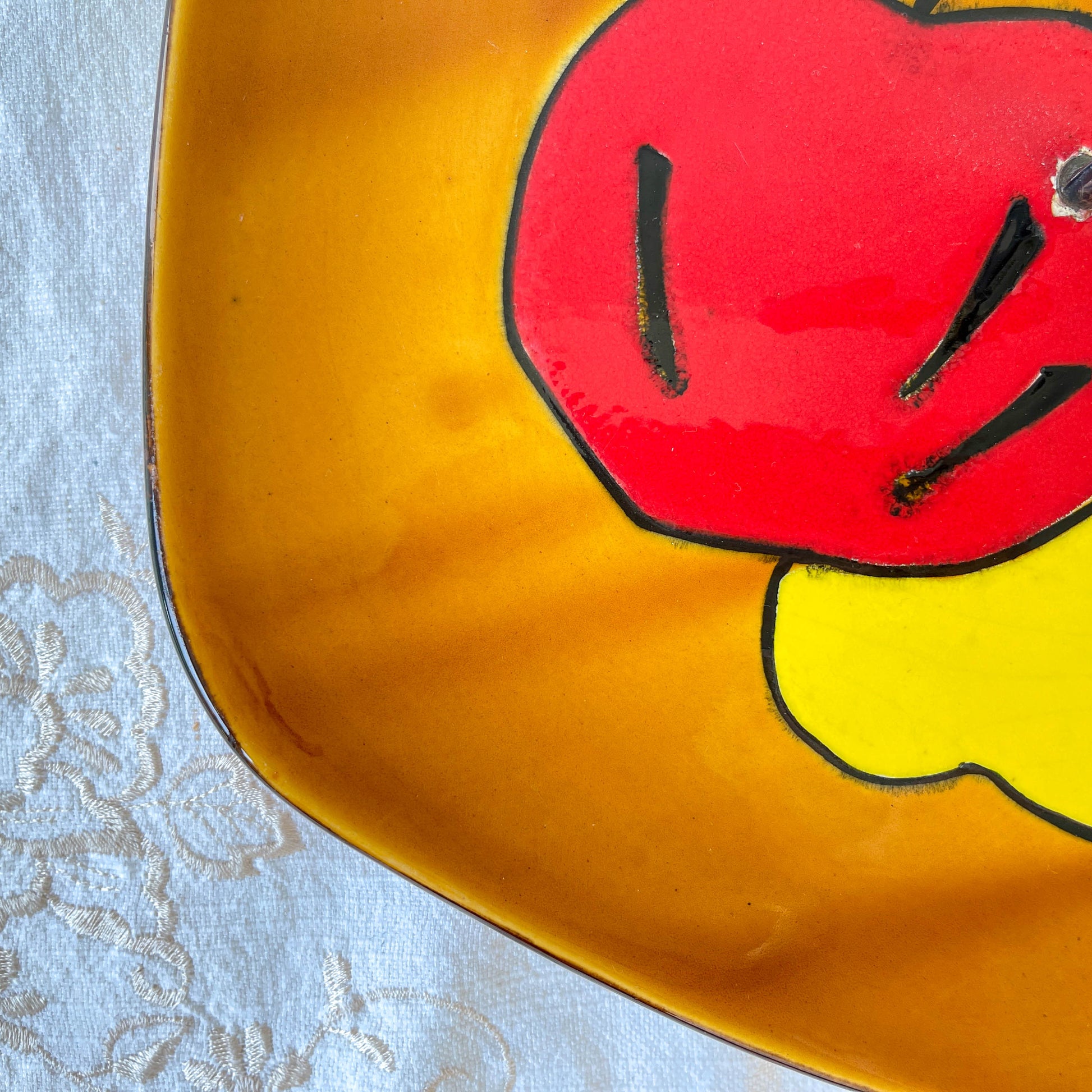 Plateau en céramique vintage avec poignée – Motif fruits style cubique