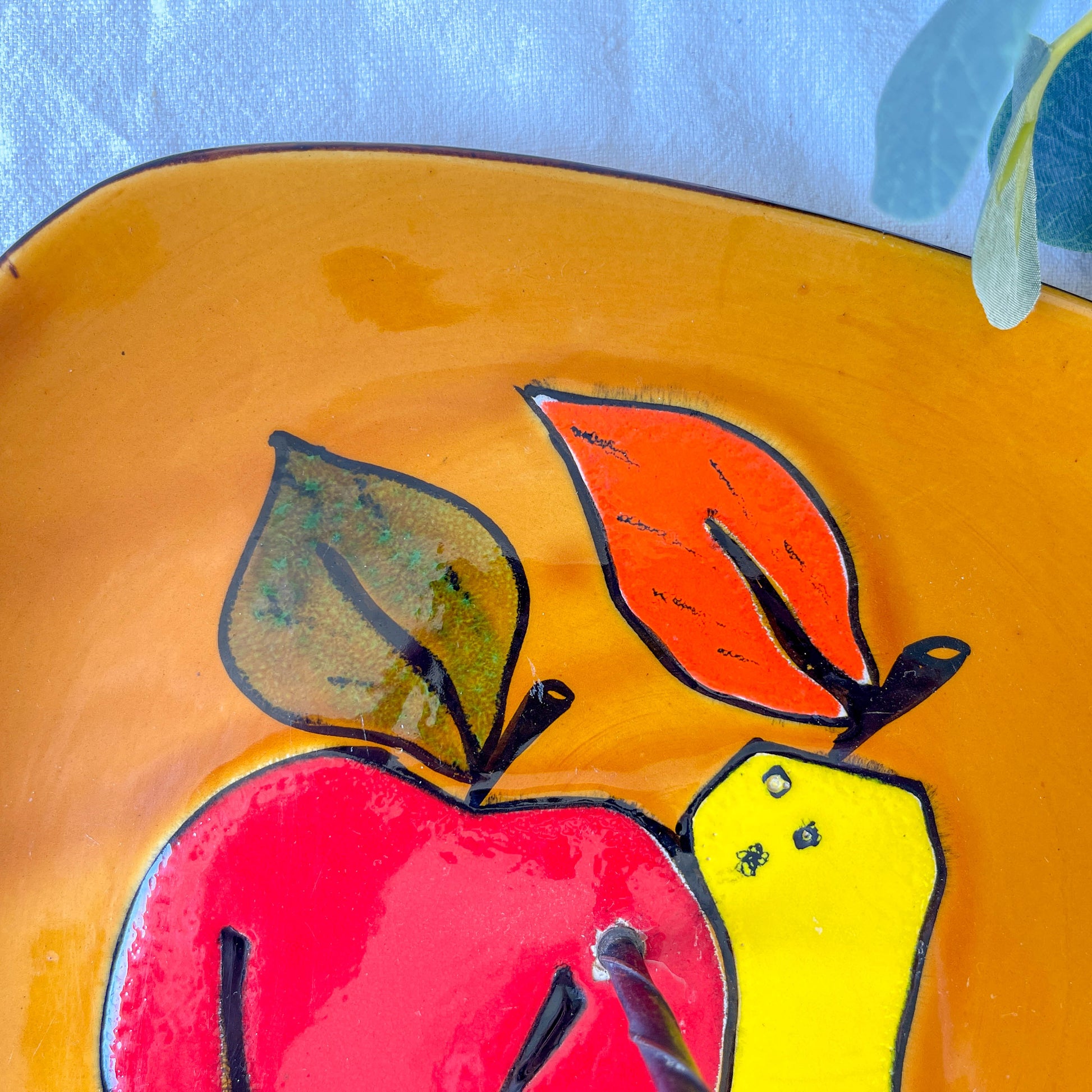 Plateau en céramique vintage avec poignée – Motif fruits style cubique