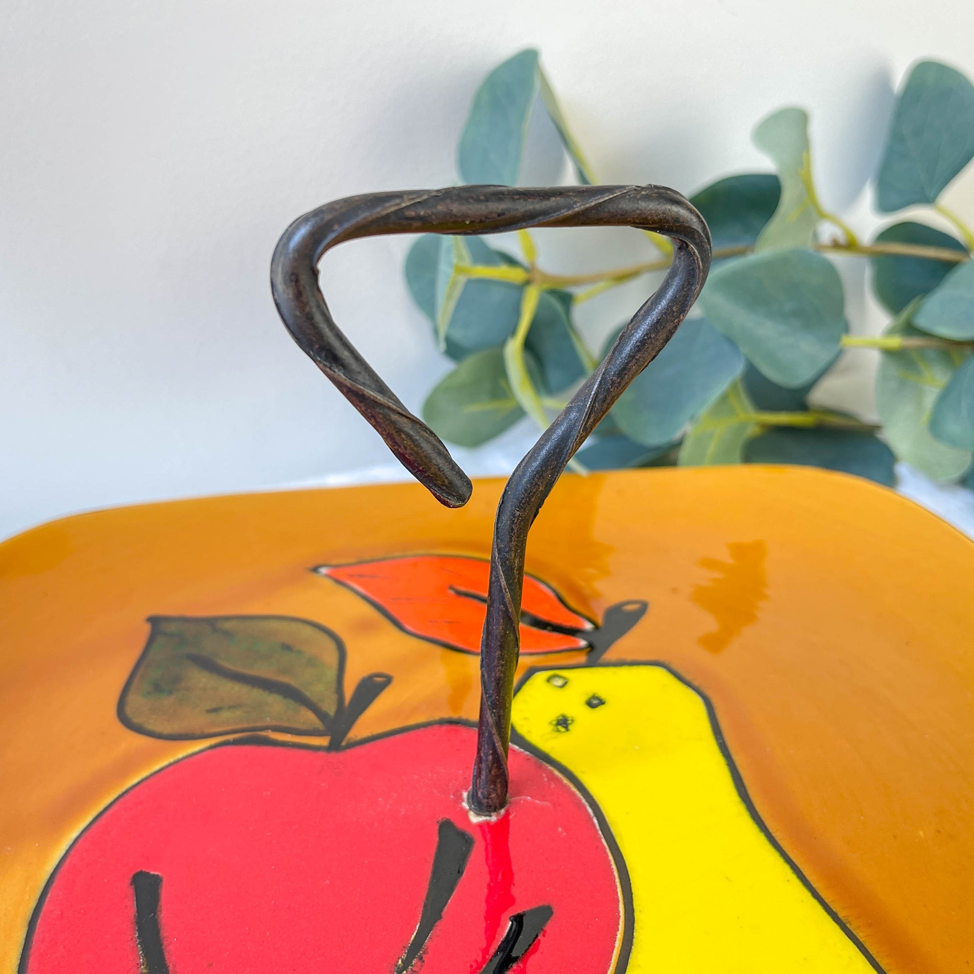 Plateau en céramique vintage avec poignée – Motif fruits style cubique