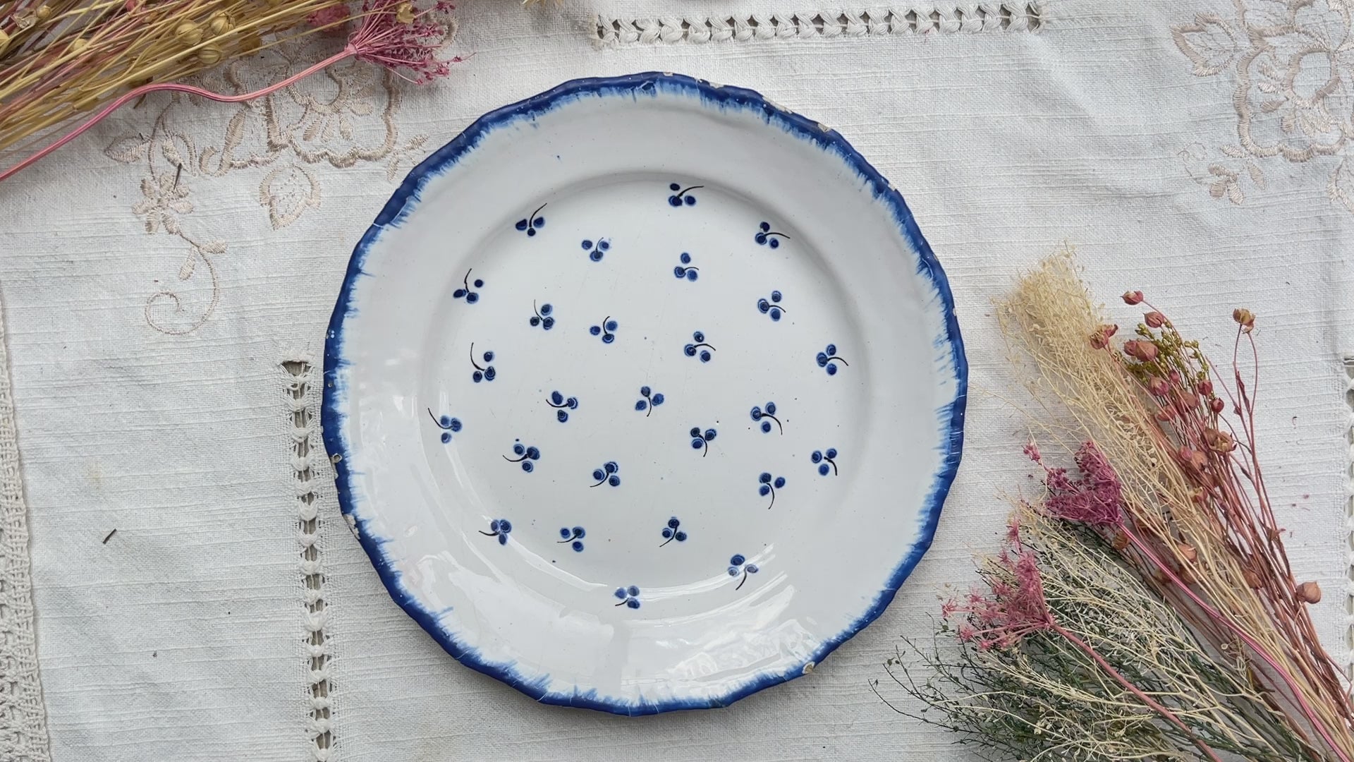 Ancienne Assiette Faïence Française XIXème motif petites fleures bleues