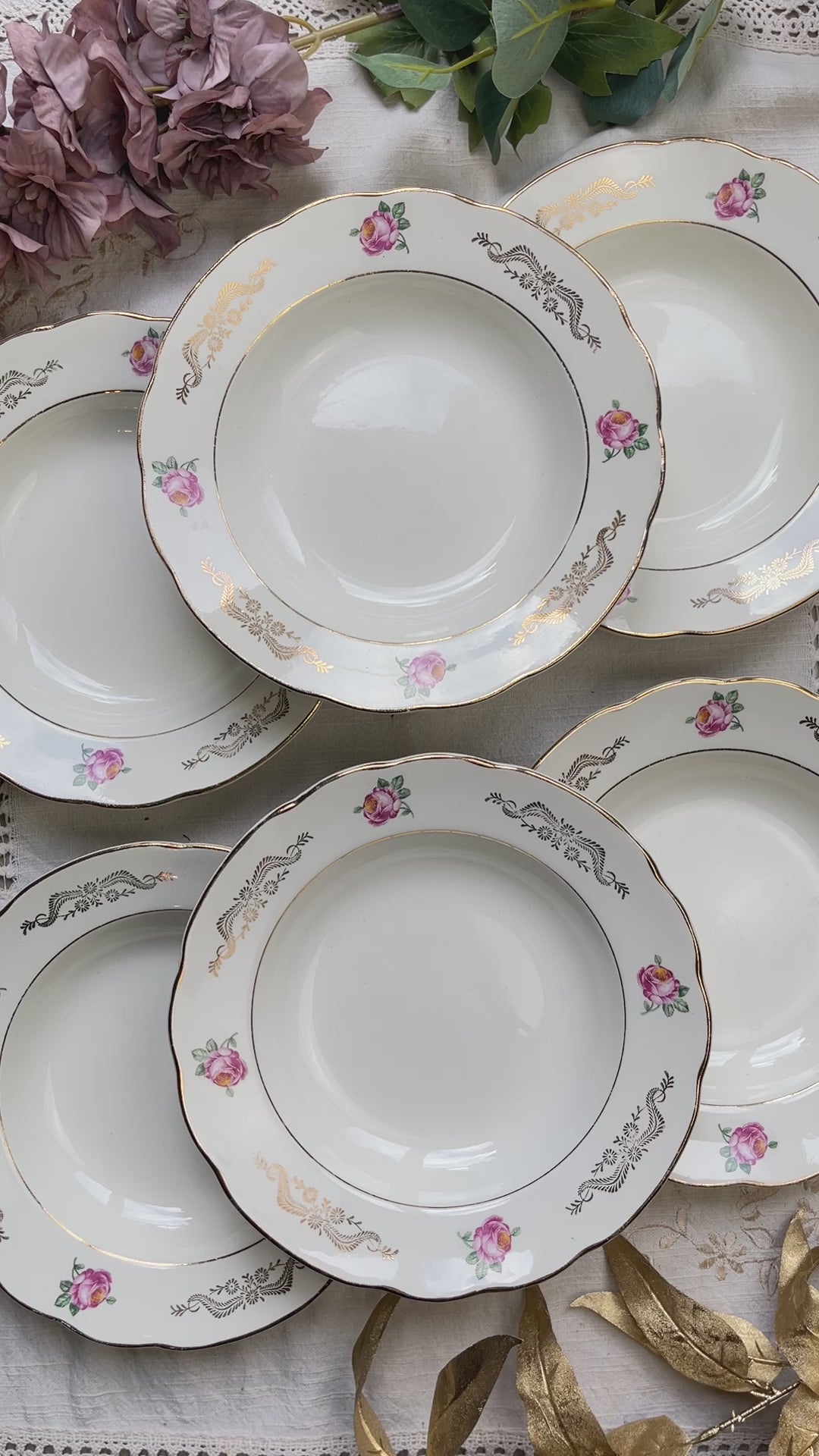 6 assiettes creuses vintage en faïence blanche décor fleuri bleu et rouge, modèle "Marie-Laure" de Gien, fabrication française des années 1950, style rétro et champêtre.