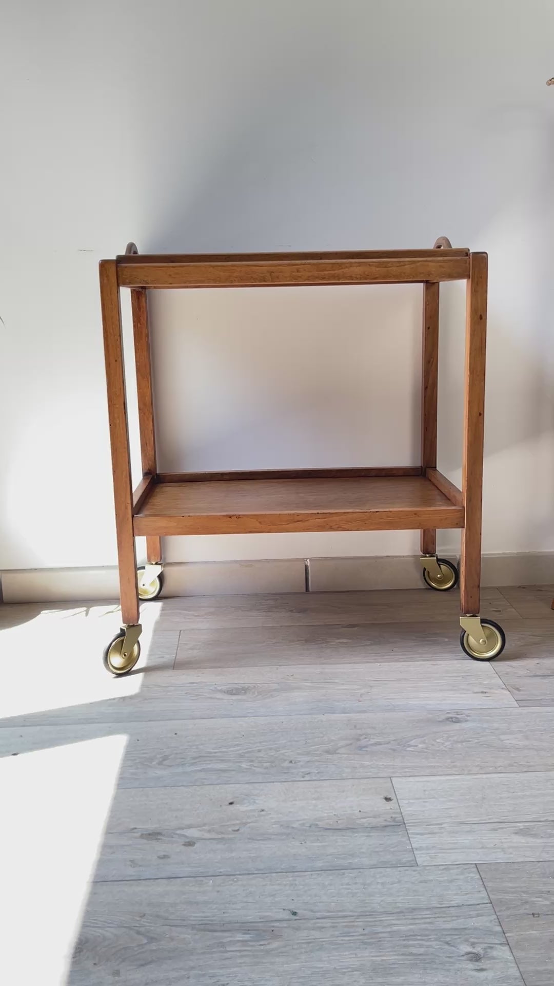 Desserte vintage en bois à roulettes – Table d’appoint 60s – Bar roulant rétro avec plateau en verre amovible