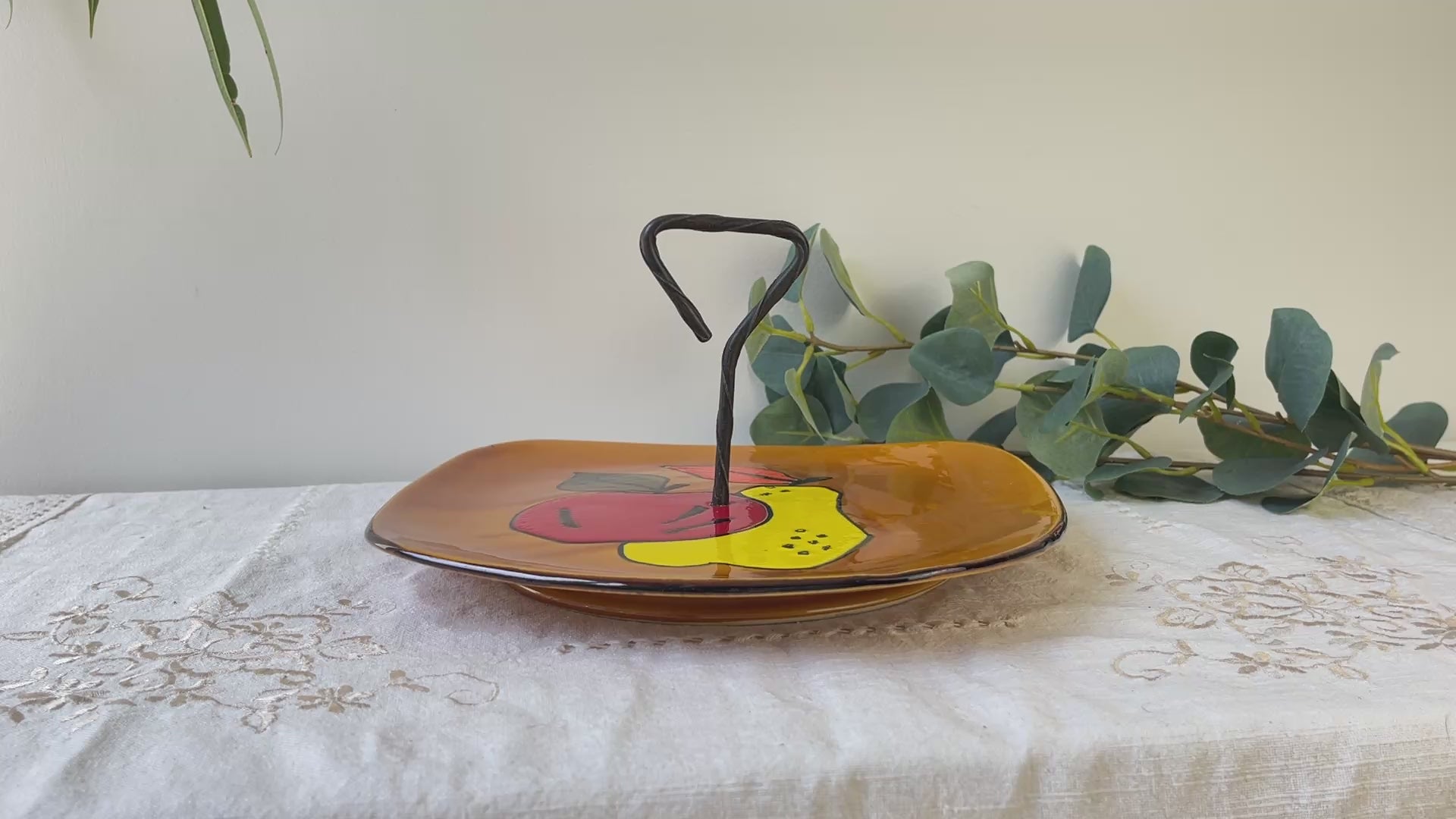 Plateau en céramique vintage avec poignée – Motif fruits style cubique