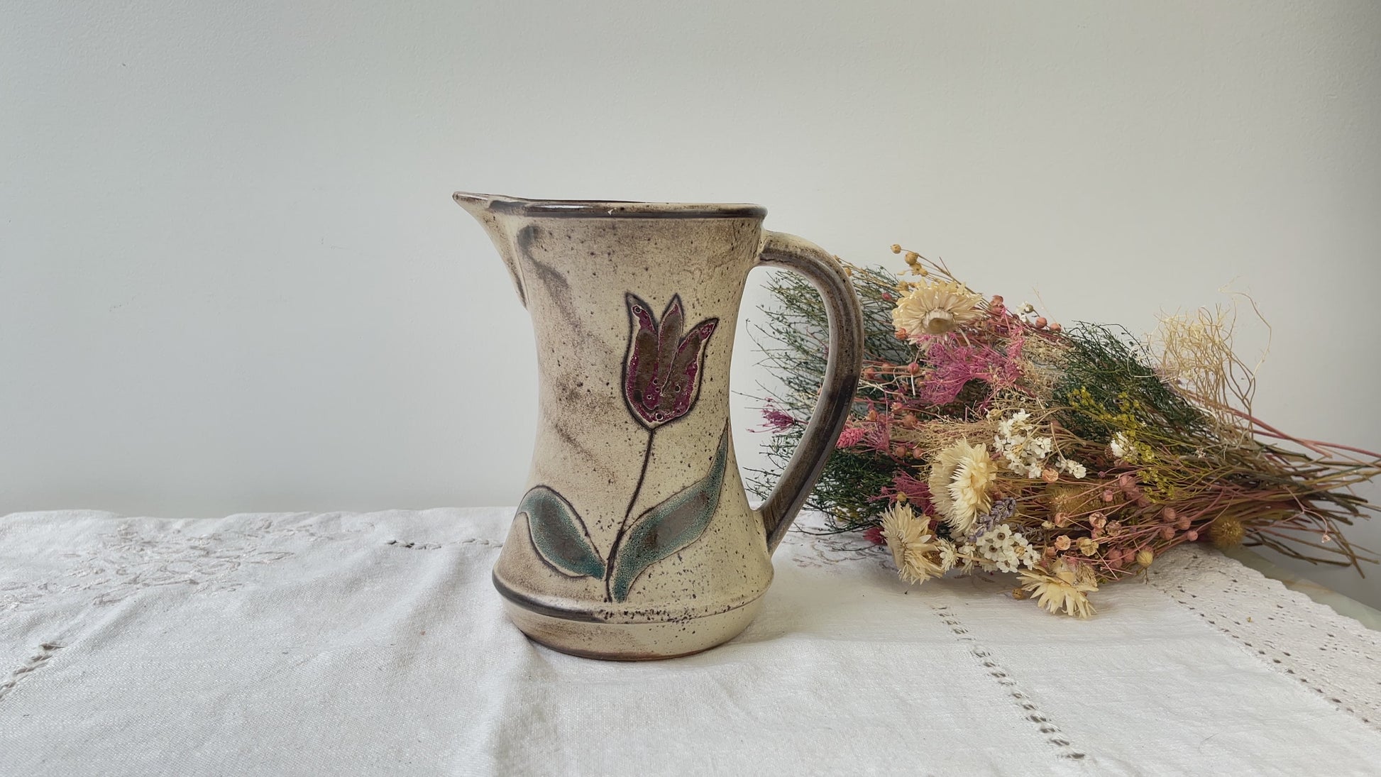 Pichet en céramique Les grottes dieulefit motif fleuri des années 1970