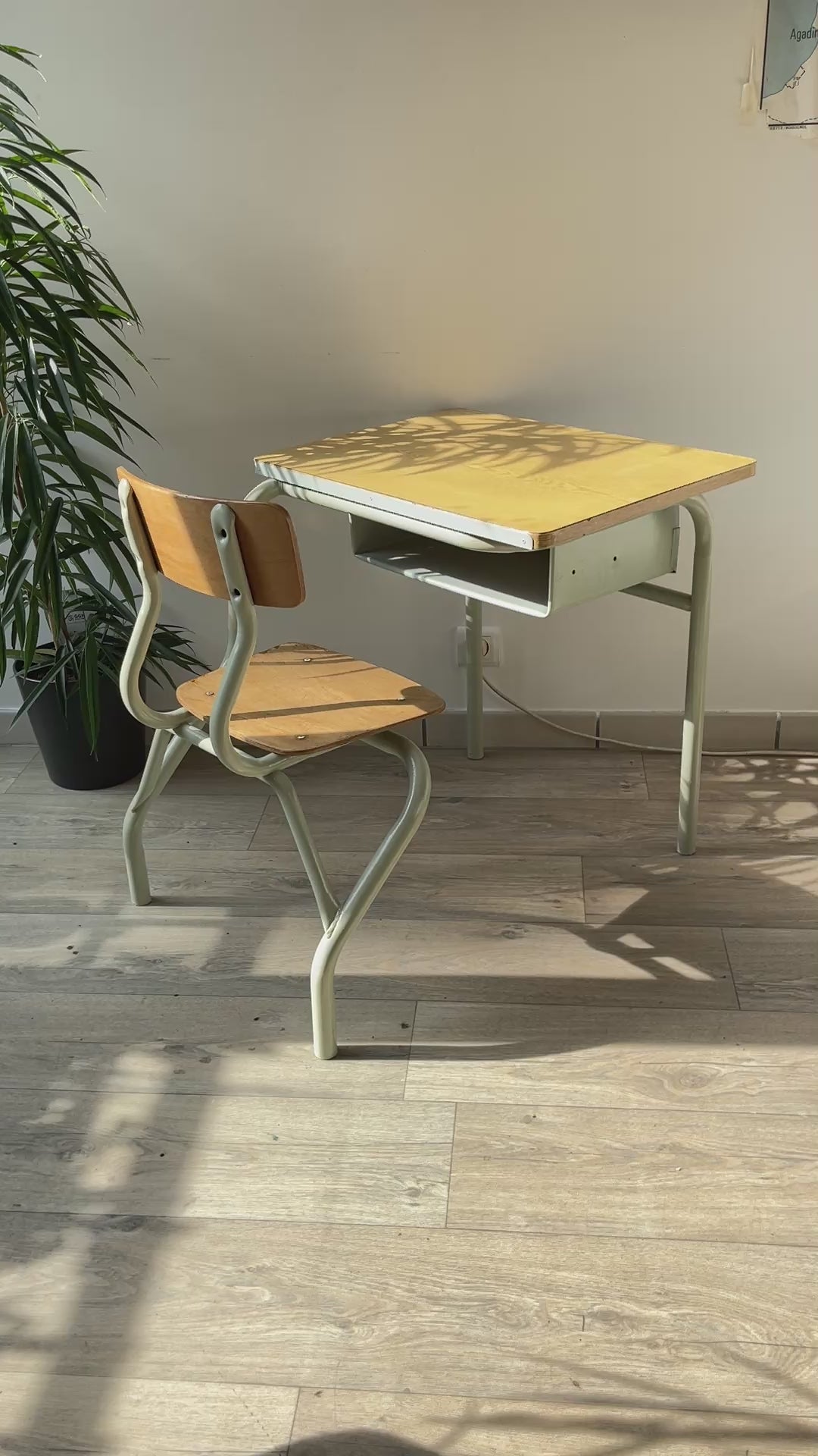 Bureau d’écolier vintage 1960 – Pupitre ancien en bois et métal vert d’eau - violn.fr