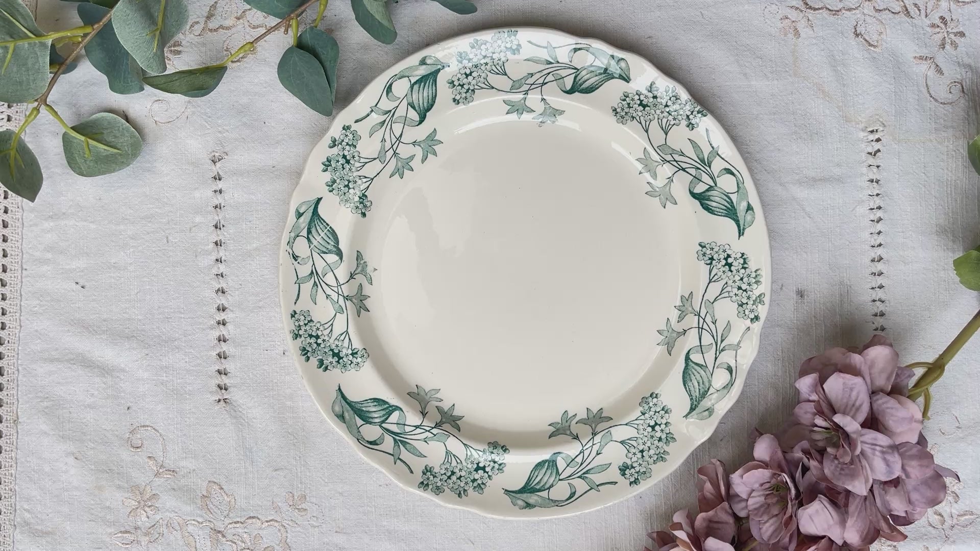 Plat rond ancien en Terre de Fer modèle "Lilas" de la manufacture Longchamp, fin XIXe siècle – Vaisselle vintage française avec décor floral bleu.