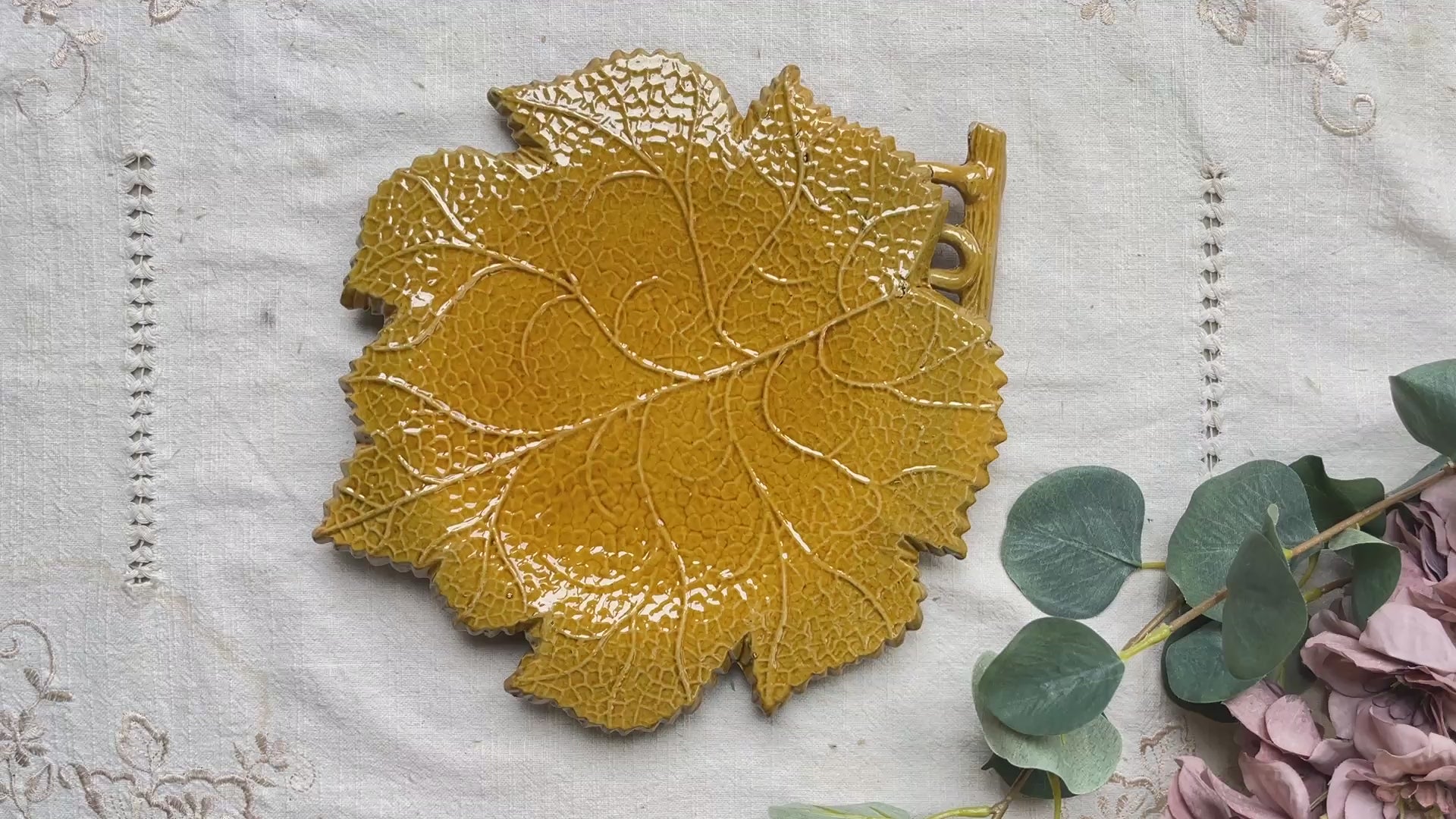 Plat en faïence ocre feuille de chêne vintage signé AEGITNA Vallauris 1950, vaisselle décorative artisanale française