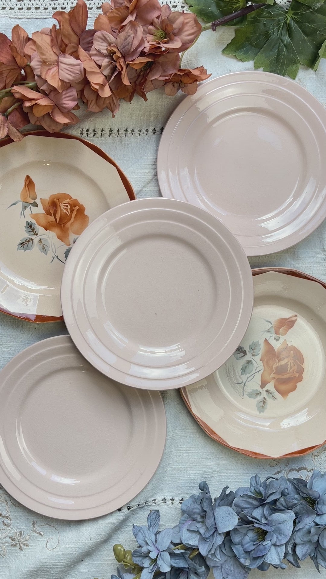 Lot de 5 petites assiettes vintage dépareillées en faïence française des années 1950, motifs fleuris rosés St Amand et Digoin Sarreguemines – vaisselle ancienne pour entrées ou desserts