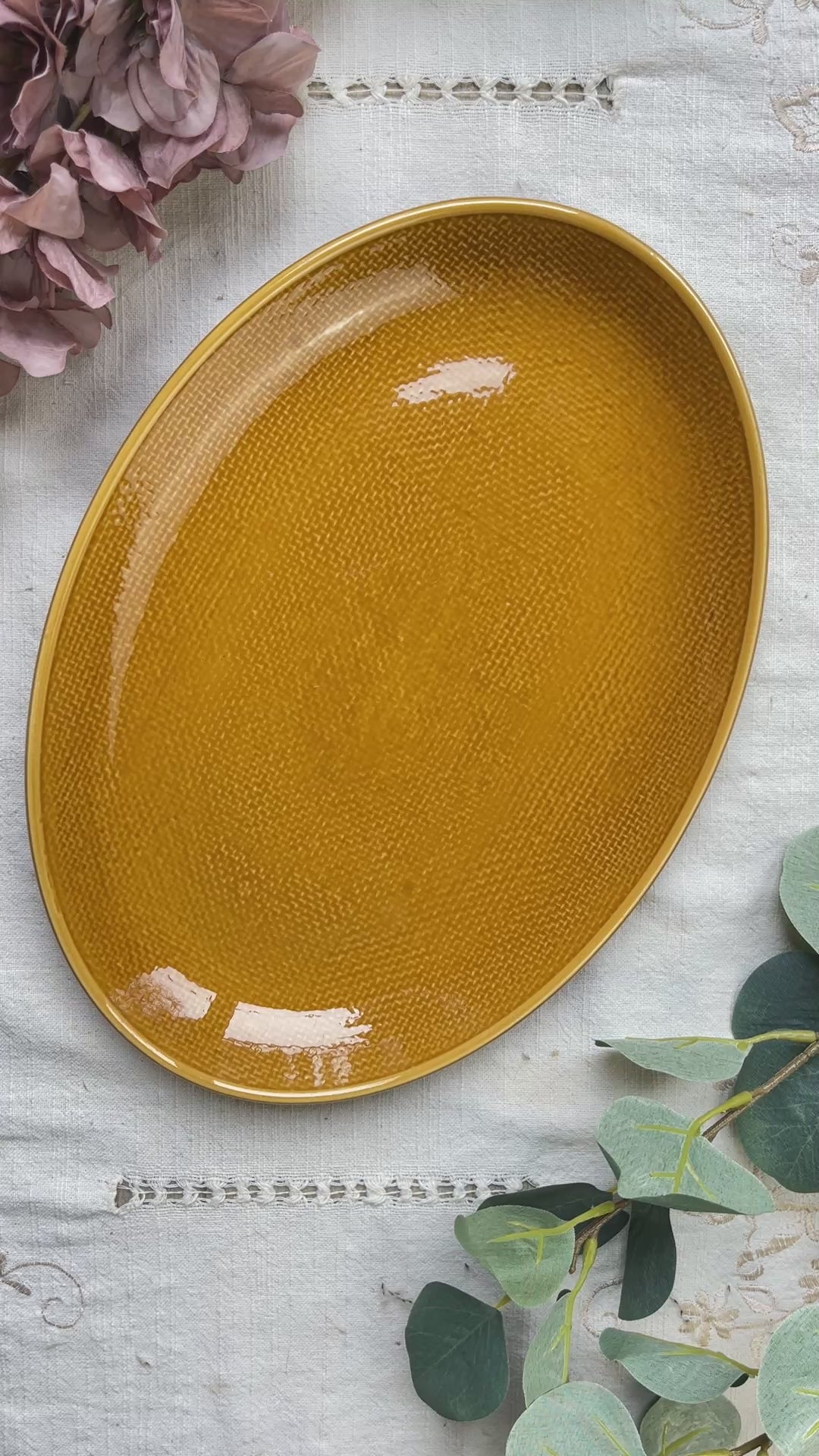 Plat ovale vintage en faïence couleur ocre des années 1970, style rustique, fabriqué en France – Vaisselle ancienne idéale pour décoration ou service à table
