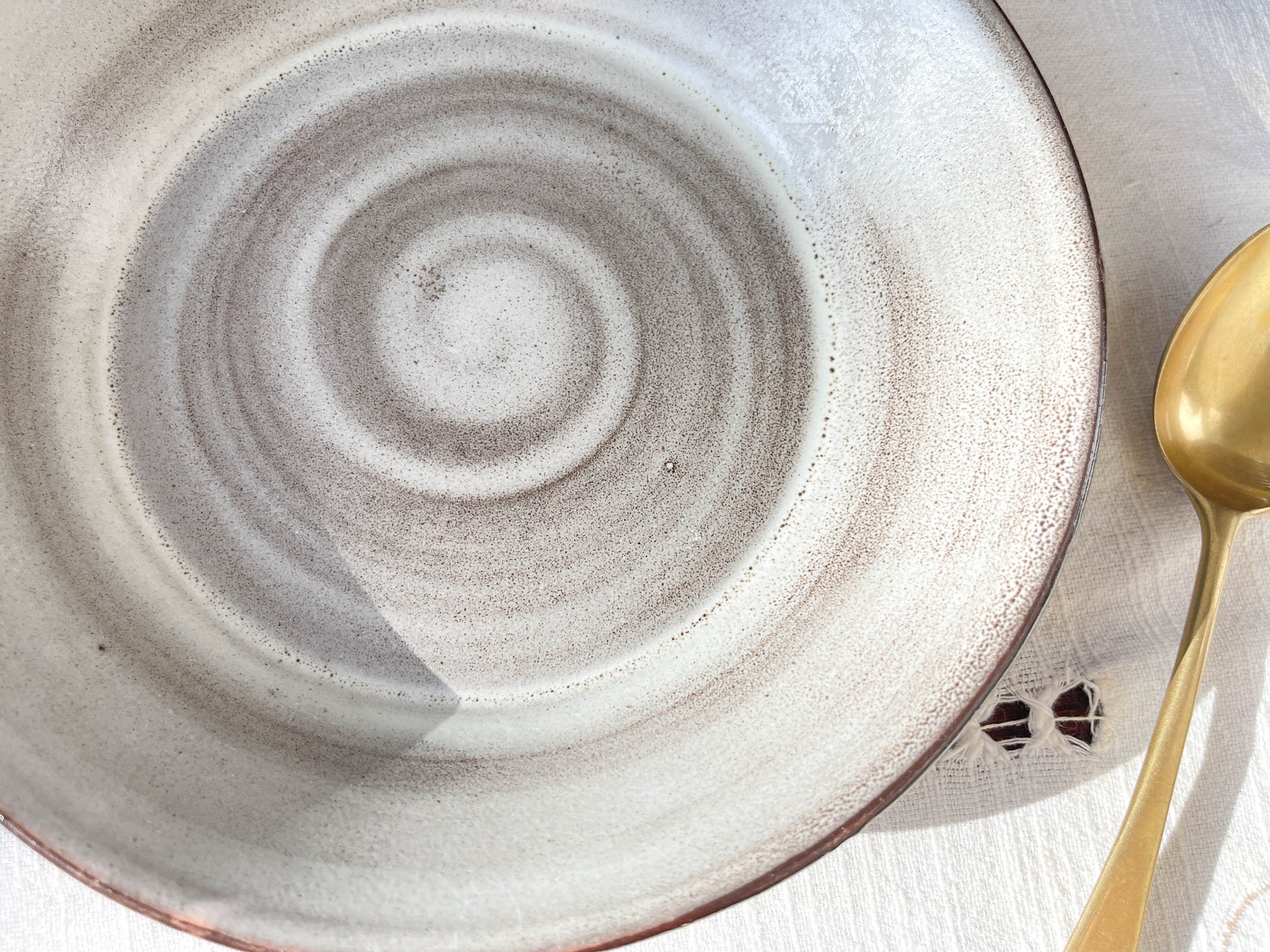 Assiettes à soupe et soupière en céramique vintage