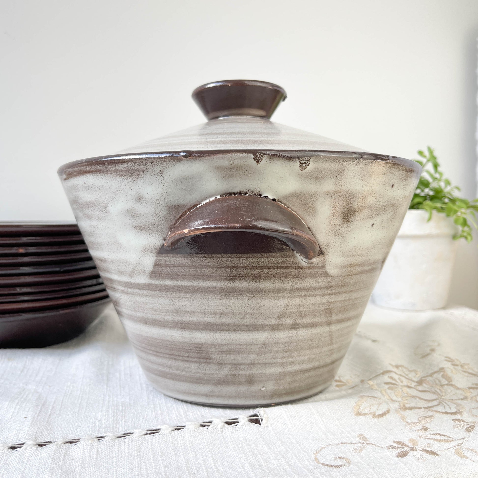 Assiettes à soupe et soupière en céramique vintage