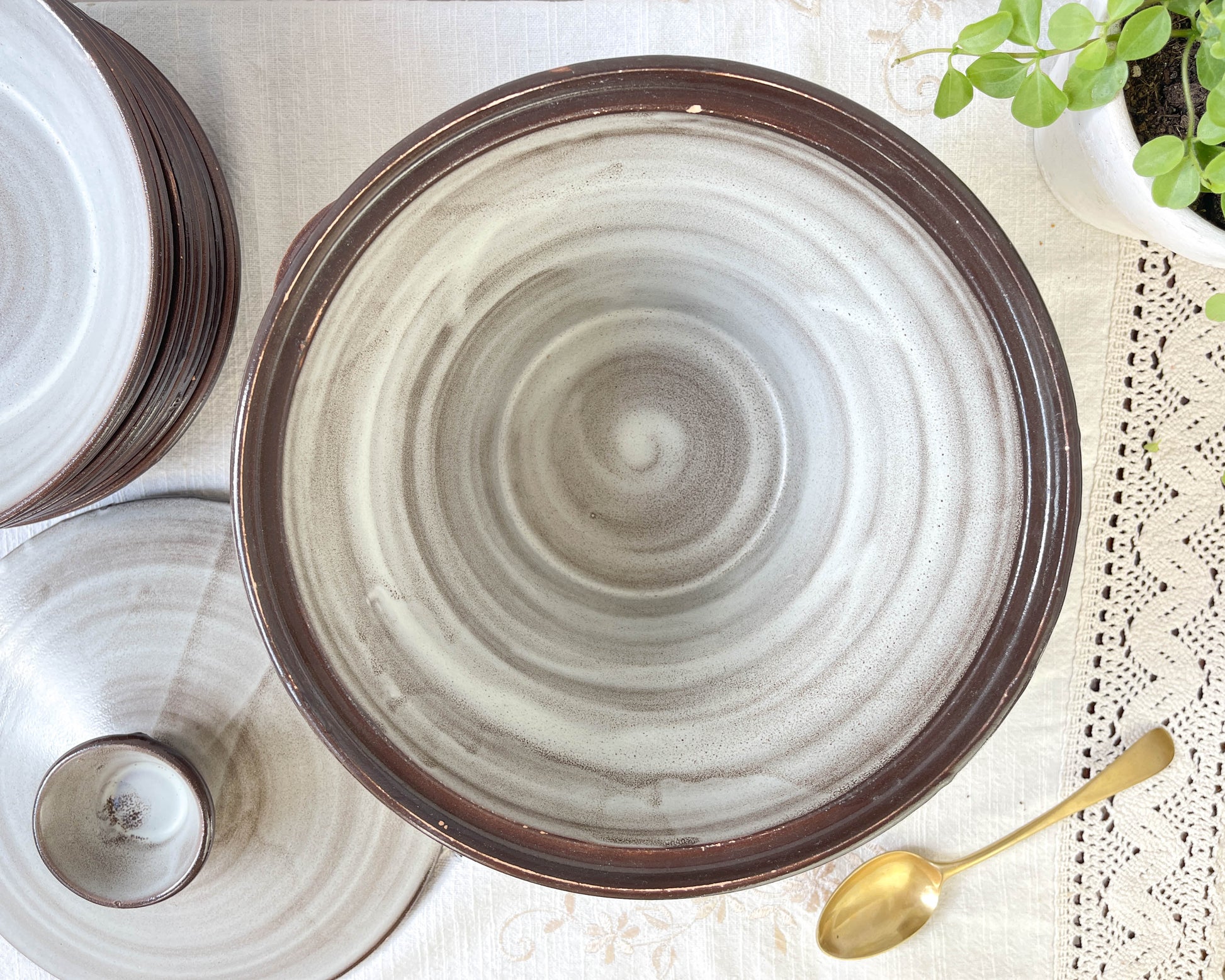 Assiettes à soupe et soupière en céramique vintage
