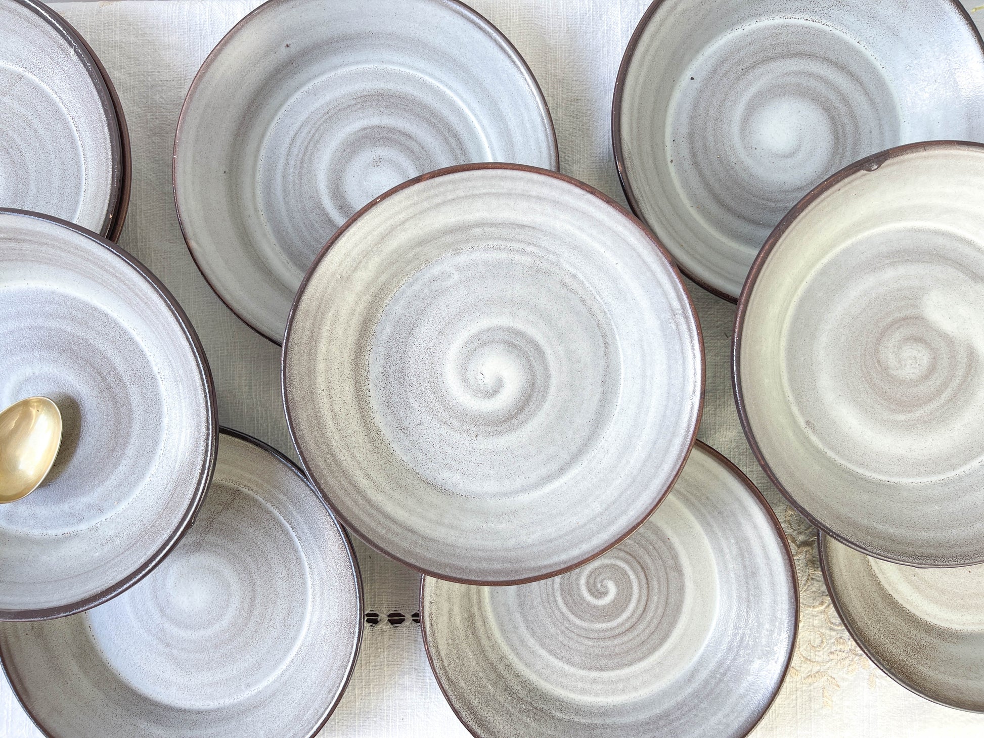 Assiettes à soupe et soupière en céramique vintage