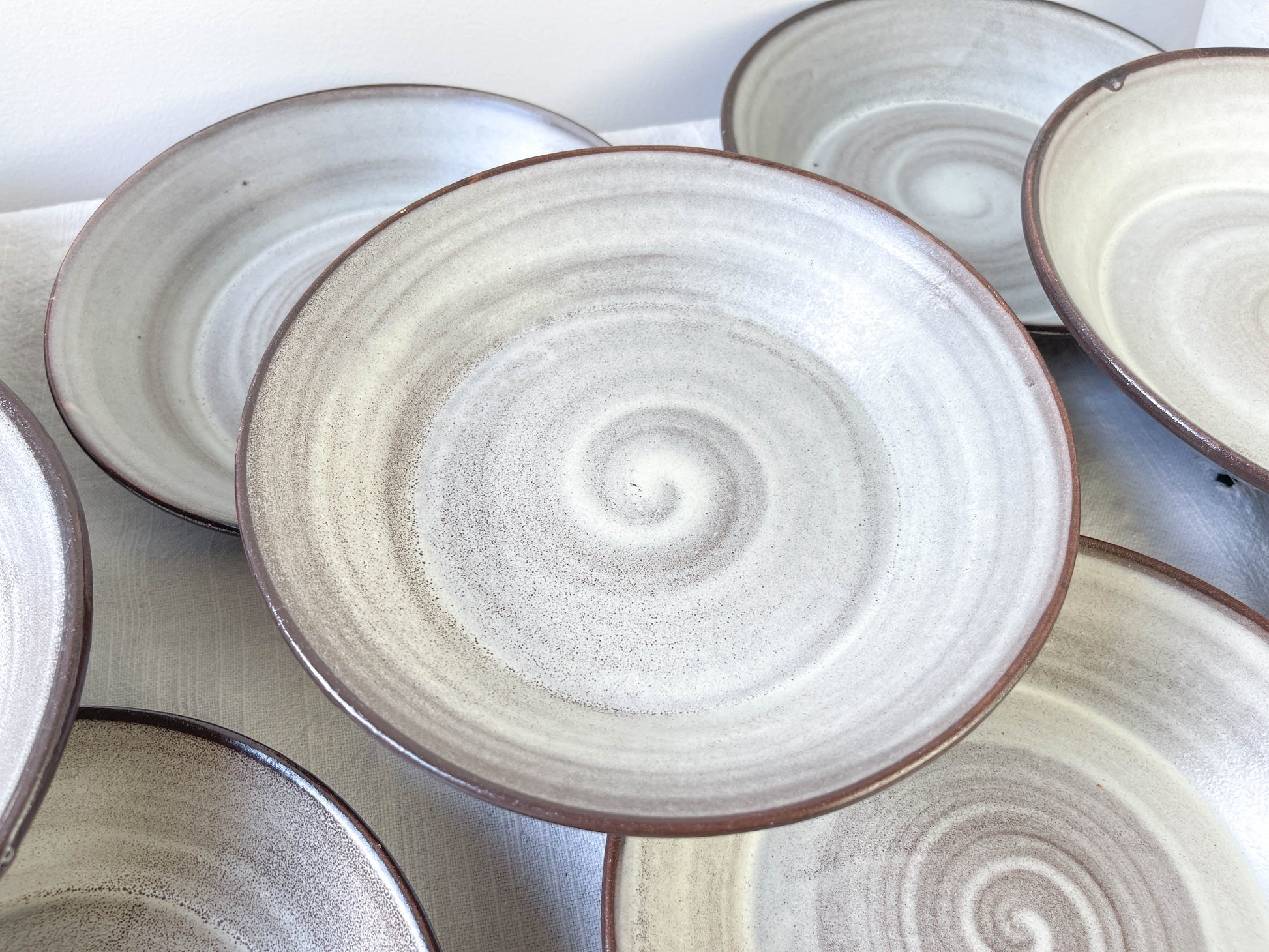 Assiettes à soupe et soupière en céramique vintage
